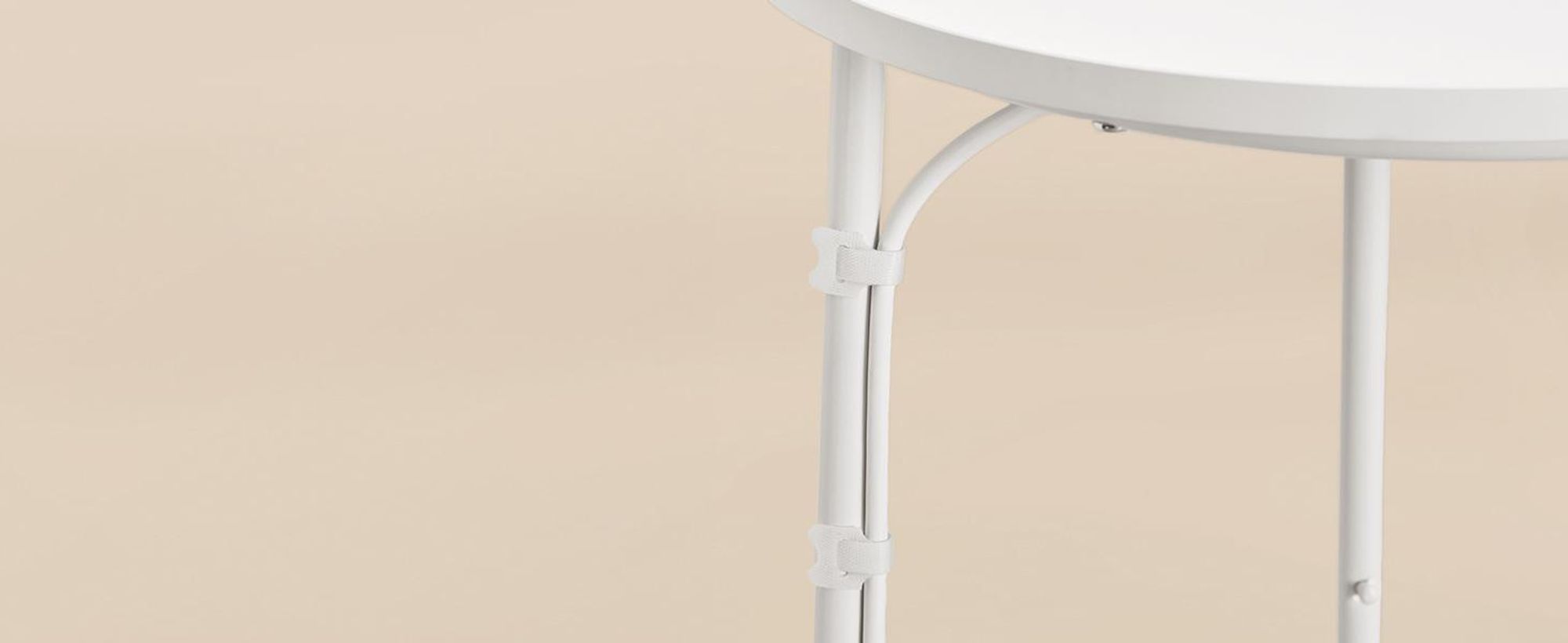 VASAGLE Beistelltisch rund, mit Steckdose, USB-Anschlüsse, Ø45 cm, mattweiß-kamelbraun