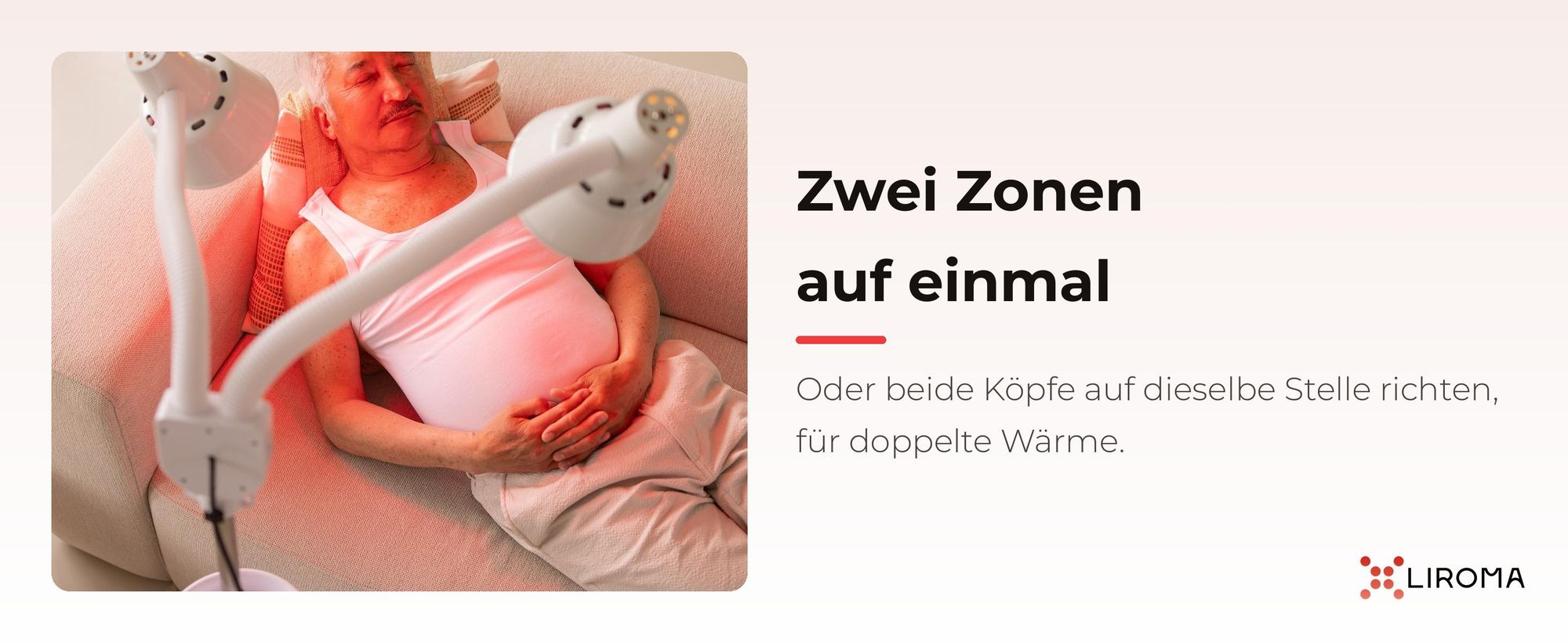 Mann liegt auf dem Sofa, zwei Köpfe der LIROMA Infrarotlampe auf zwei Körperzonen gerichtet