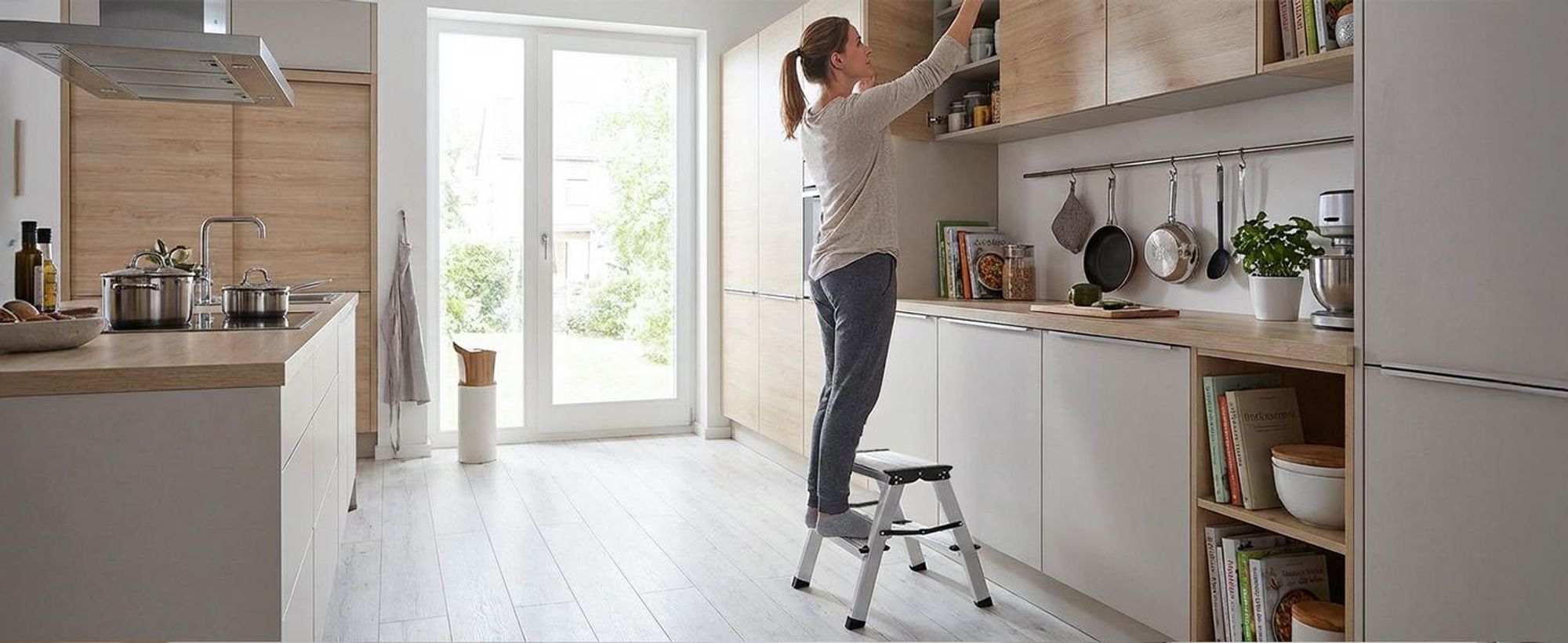Sekey Trittleiter 2 Stufen klappbar aus Aluminium, bis 150 kg belastbar, für Haushalt & Küche