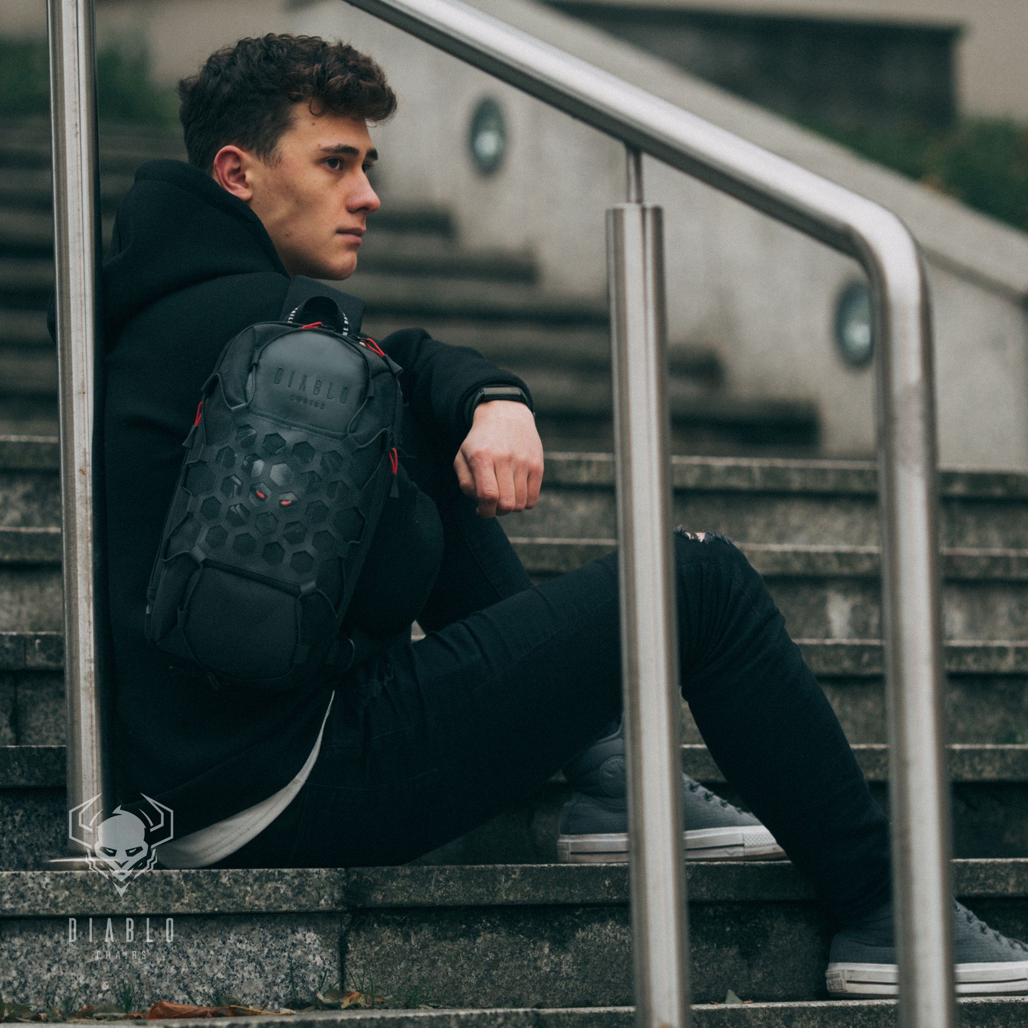 Diablo Umhängetasche Schulterrucksack Brusttasche USB-Anschluss Anti-Diebstahl Zahlenschloss für Reißverschluss 11 Taschen Wasserdicht Farbe: Schwarz