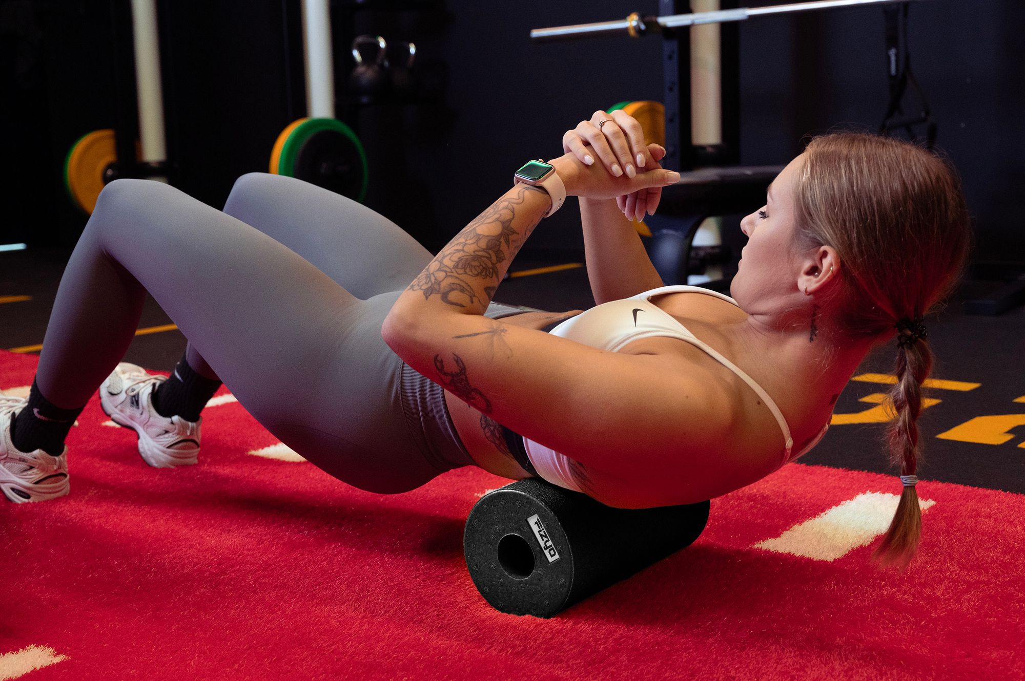 Training mit der FIZYO Massagerolle – Person führt Entspannungs- und Kräftigungsübungen durch.