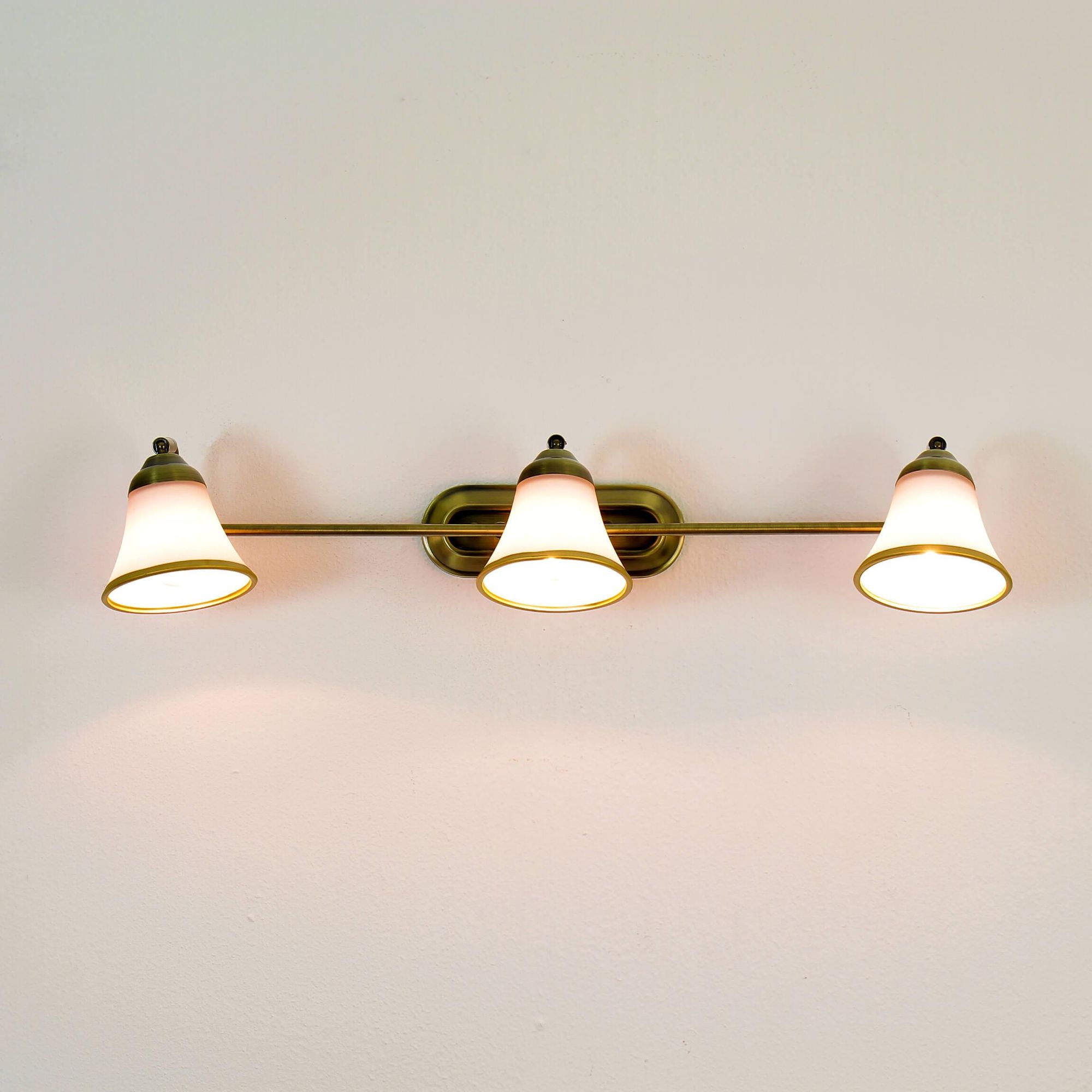 GRANDO Elegante Badezimmerleuchte aus Metall und Glas