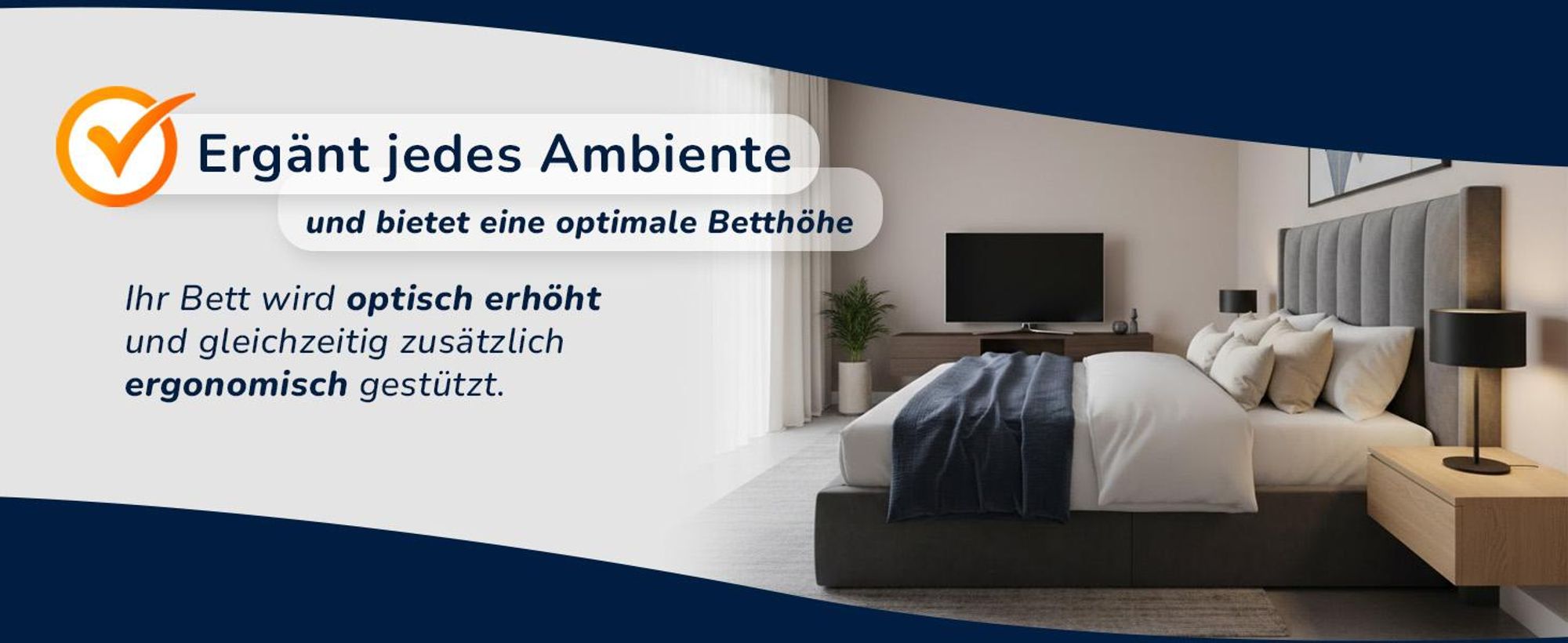 Modernes Schlafzimmer mit bezogenem Doppelbett, Nachttisch und Fernseher