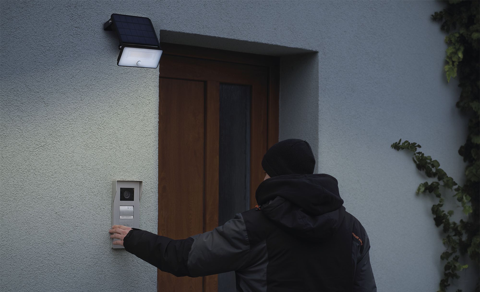 Solární lampa EMOS LED SOLO s detektorem pohybu, pro dům/zahradu, dosah senzoru 6 m/120°, 3 režimy svícení, 1000 lm, neutrální bílá, černá, ZG121S