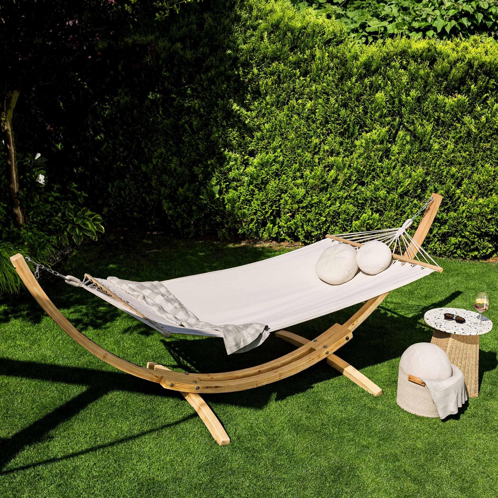 di volio Hängematte mit Gestell TREVIA – wetterfeste Gartenhängematte aus Lärchenholz bis 150kg, robuste Stabhängematte für Outdoor (Beige)