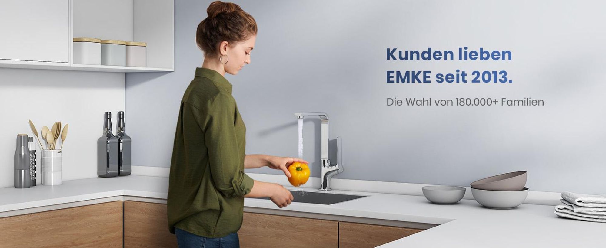 EMKE Küchenarmatur Spültischarmatur Einhebelmischer Spüle 360° schwenkbar Wasserhahn Küche mit flachem Auslauf, Messing Chrom