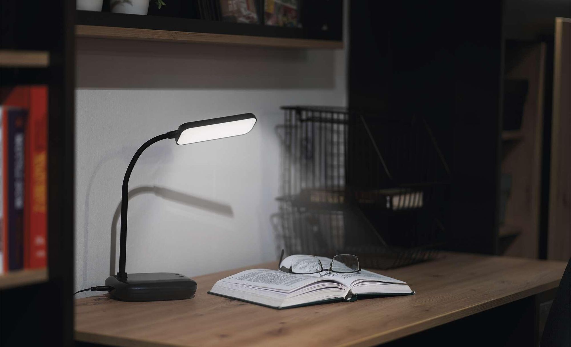 EMOS LED Tischlampe MOLLY 12W, Helligkeit 650lm, dimmbar, einstellbare Lichtfarbe, flexibler Lampenarm, 1,5m Ladekabel + Netzadapter, schwarz, Z7638B