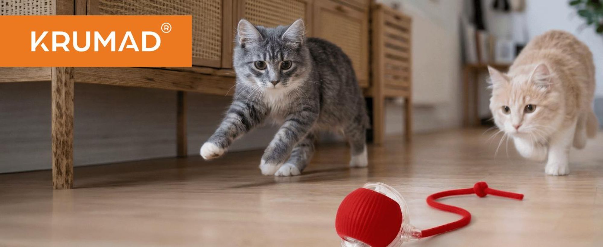 KRUMAD Interaktiver Katzenball mit LED und Schwanz, Elektrisches Katzenspielzeug USB Aufladbar, Spielball für Katzen Zuhause, Rot
