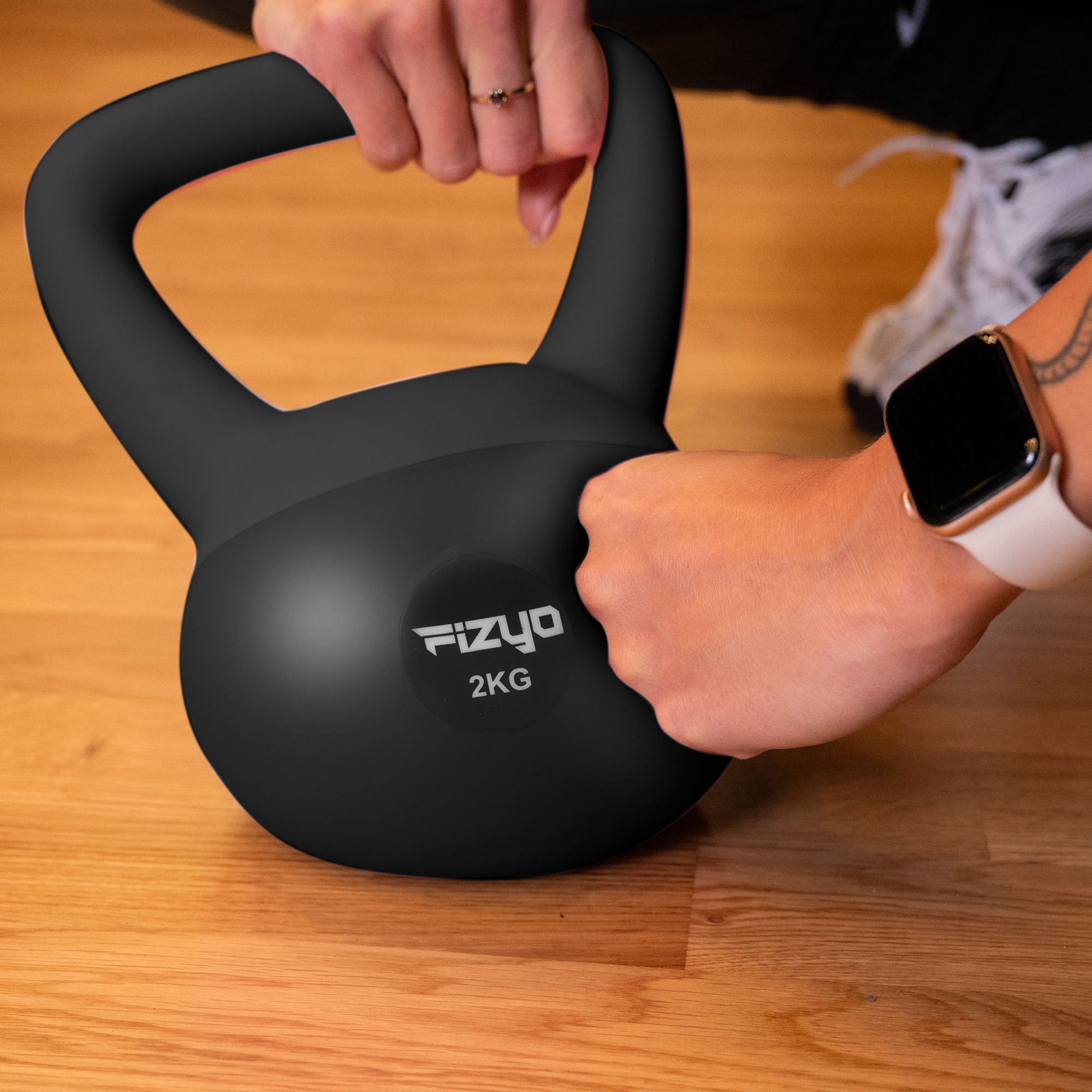 Person trainiert mit dem weichen Kettlebell Hantel FIZYO