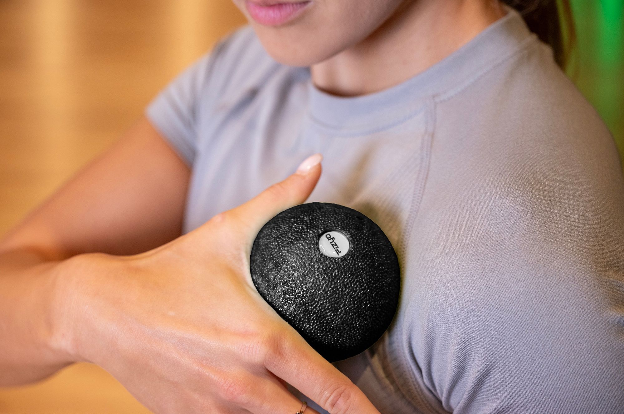 Person beim Training mit dem FIZYO 8 cm Massageball