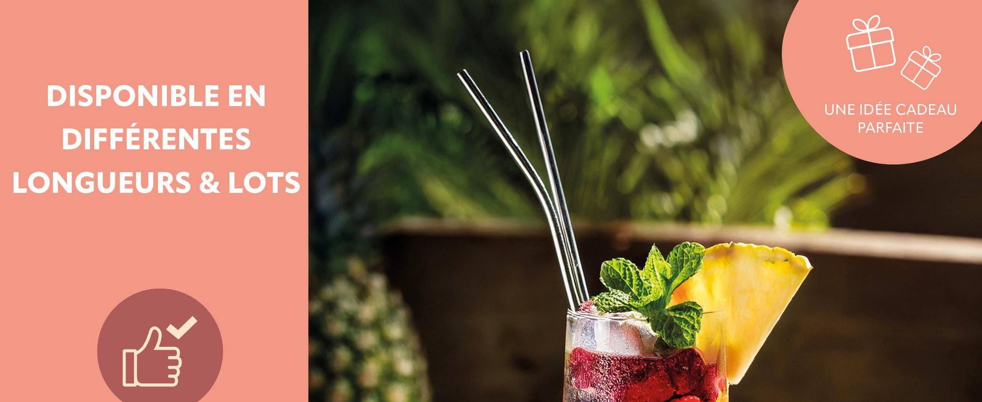 Pailles en acier inoxydable dans un verre à cocktail