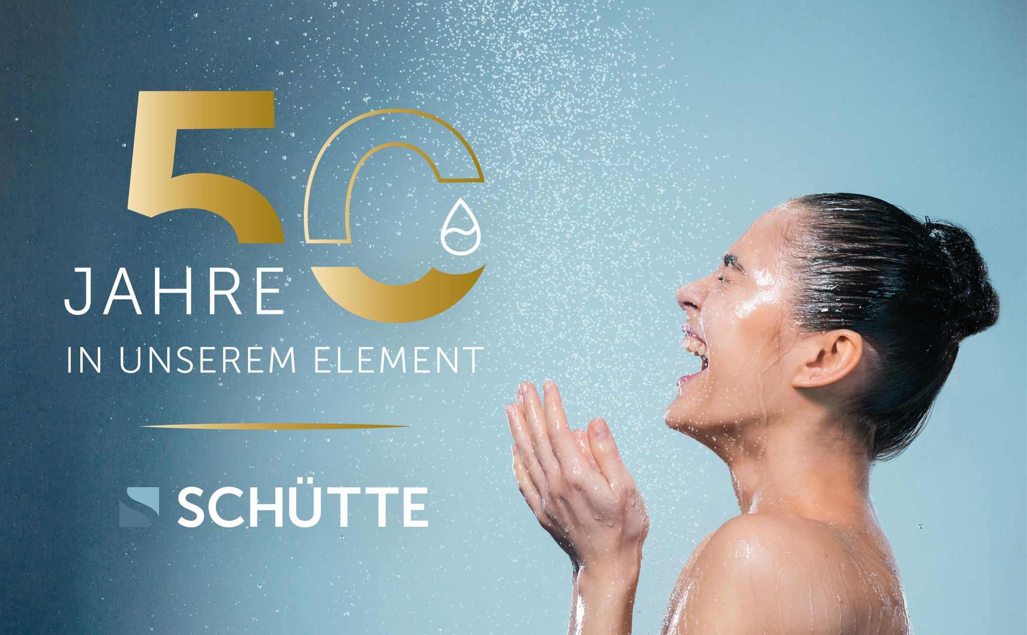 Das Bild zeigt eine goldene 50 und eine lachende Frau, die unter der Dusche steht.