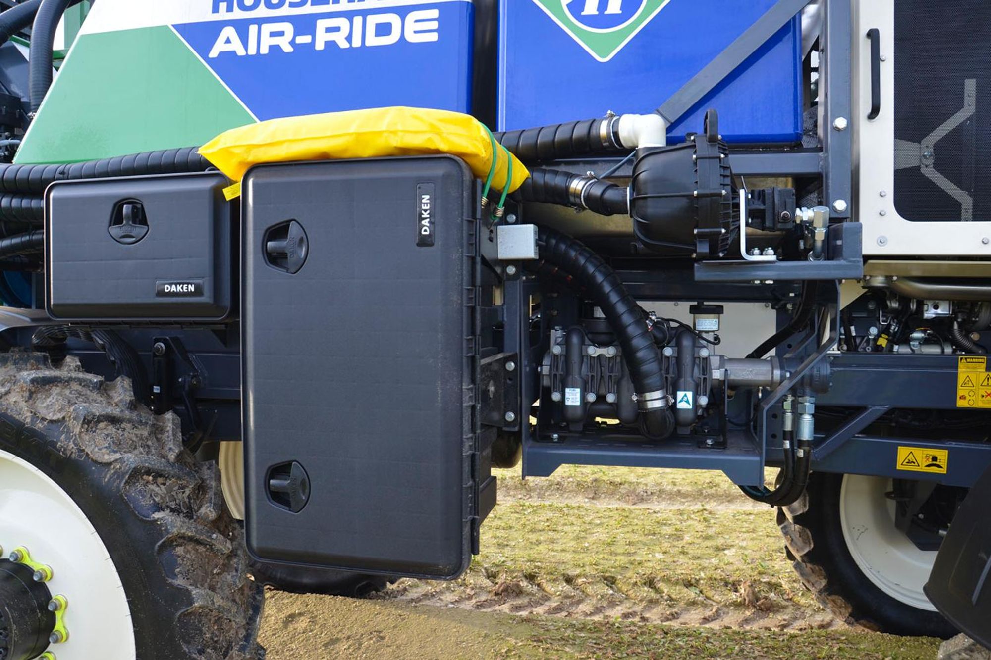 DAKEN JUST 81102 Staukasten 500x350x400mm 40L Werkzeugkasten für LKW Anhänger Unterflurbox Staubox mit Schloss