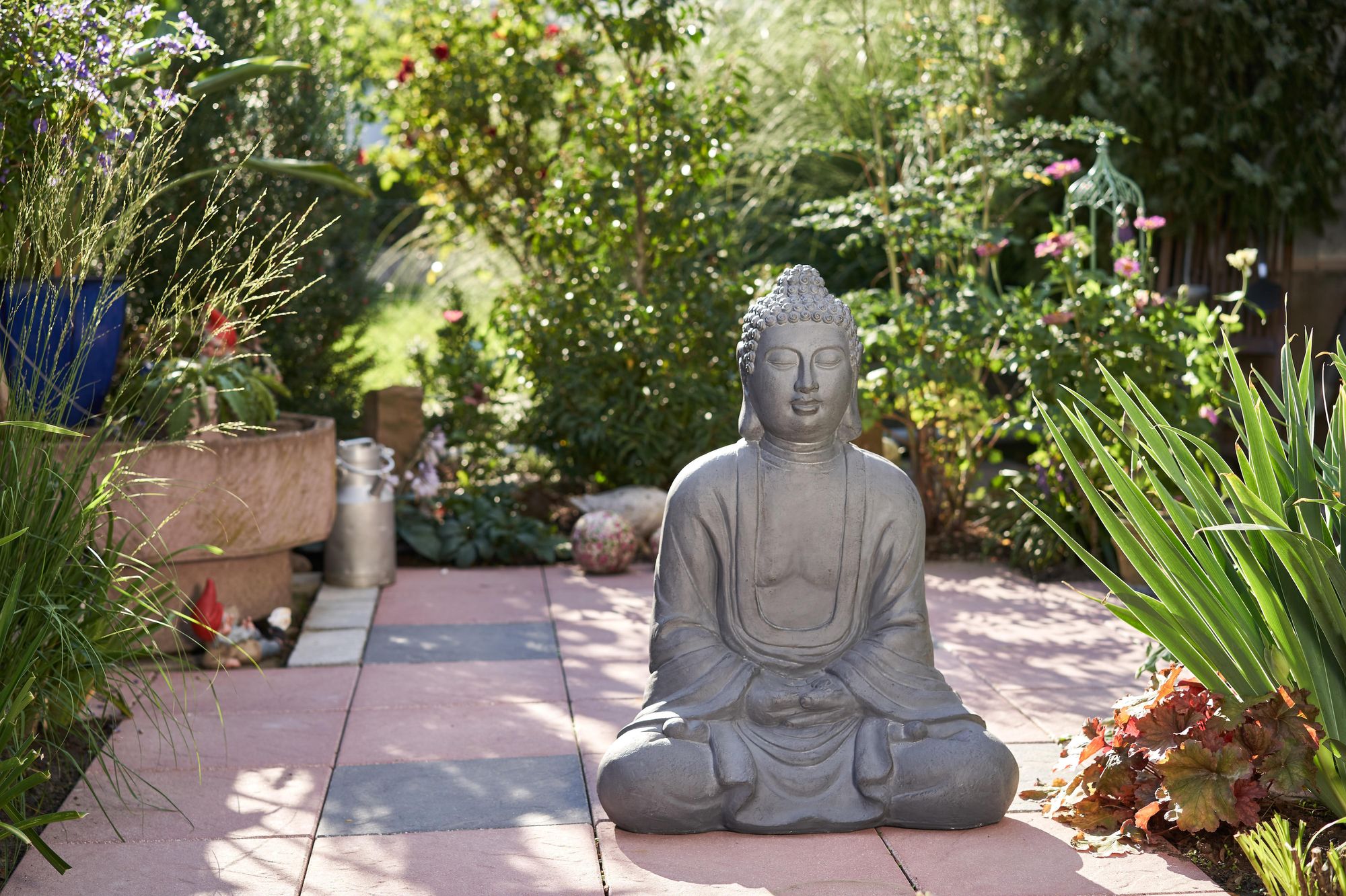 Relaxdays Buddha Figur 17cm - Wetterfeste Keramik Dekofigur - Feng Shui Garten Deko Weiß