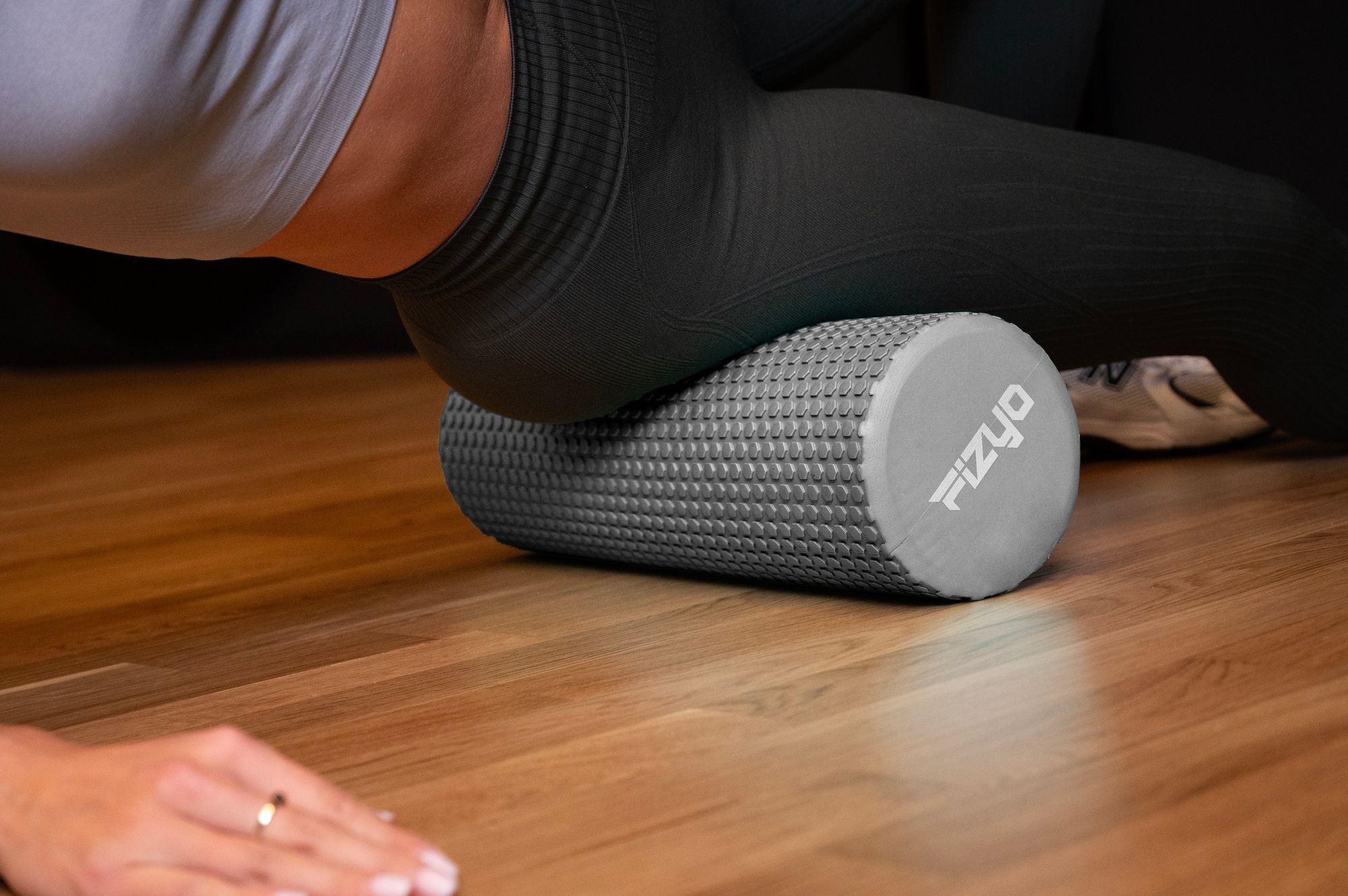 Trénink Fitness s masážním válcem s výstupky 45x15 cm FIZYO — osoba provádí cvičení