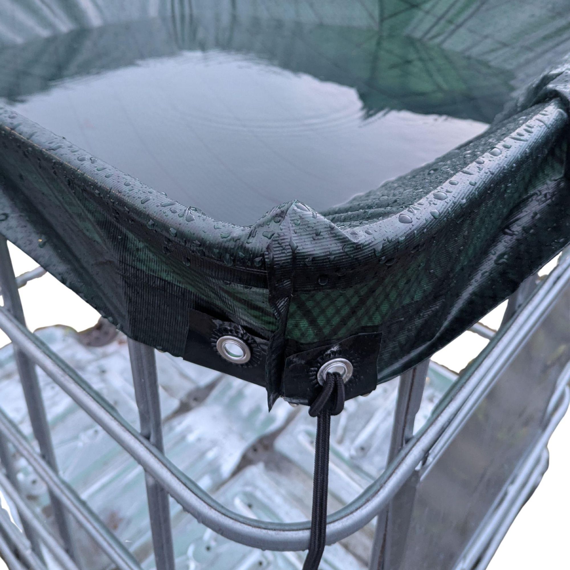 IBC-Abdeckplane unter hohem Druck durch stehendes Wasser