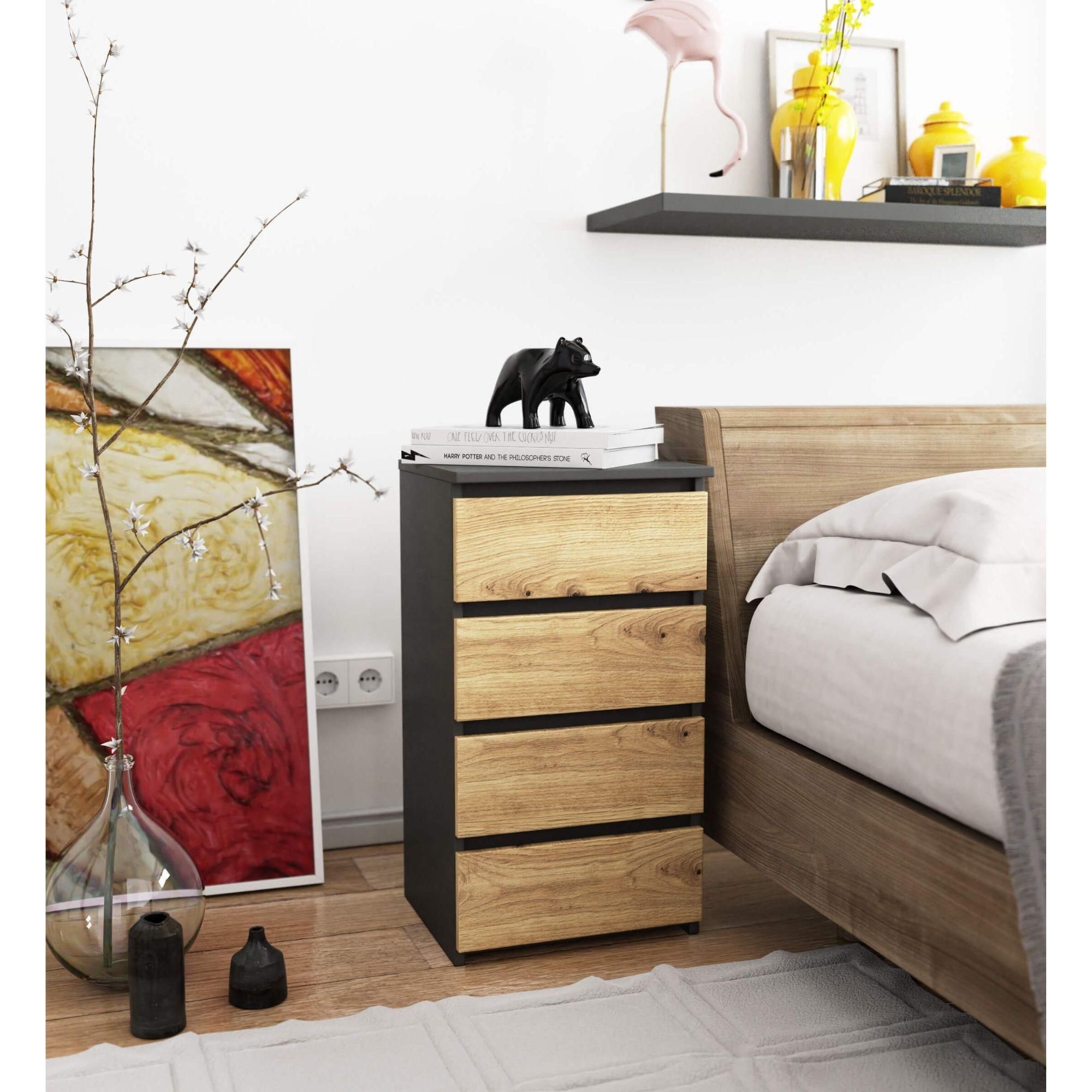 Die Abbildung zeigt eine Kommode im Schlafzimmer.