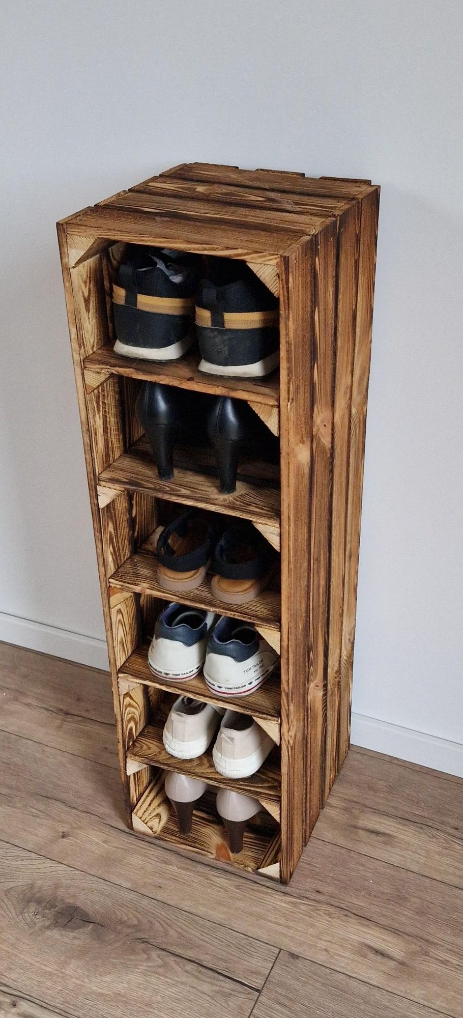Schuhregal mit 6 Fächern – der Abstand zwischen den Regalböden beträgt 14,5 cm.