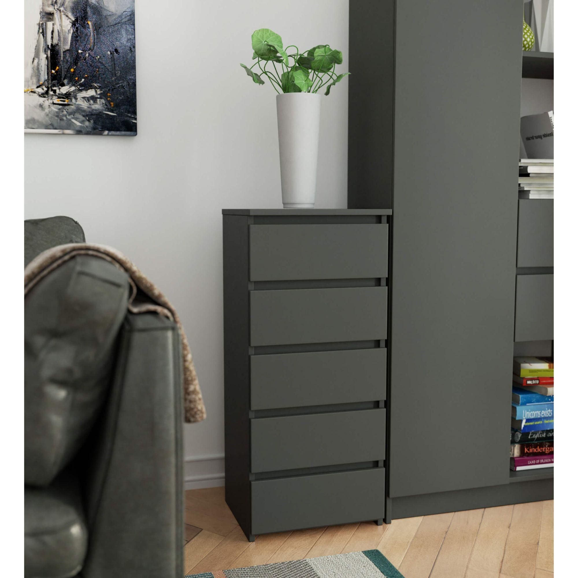Das Bild zeigt eine Kommode in einem Wohnzimmer.