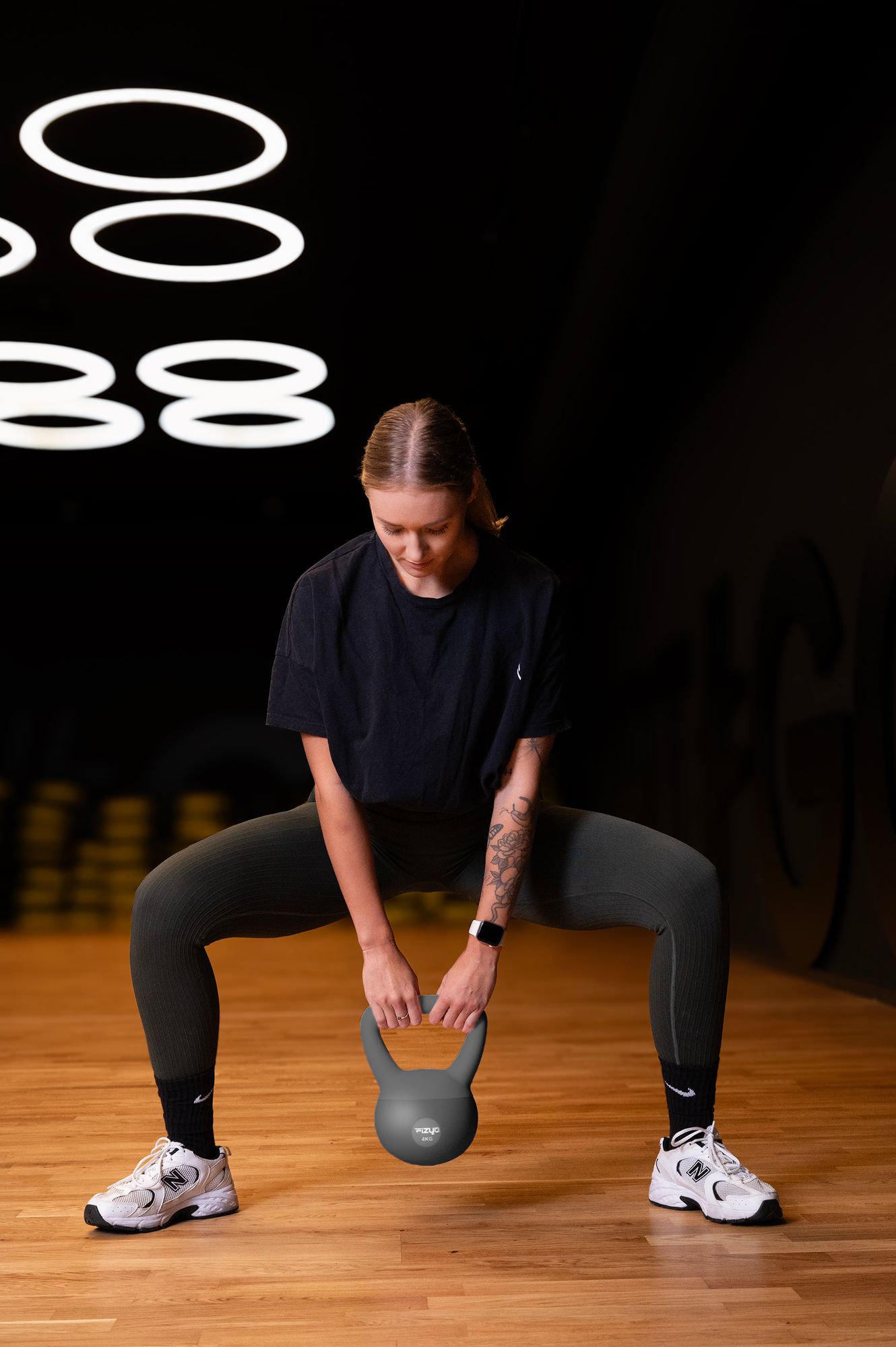 Person trainiert mit dem weichen Kettlebell Hantel FIZYO