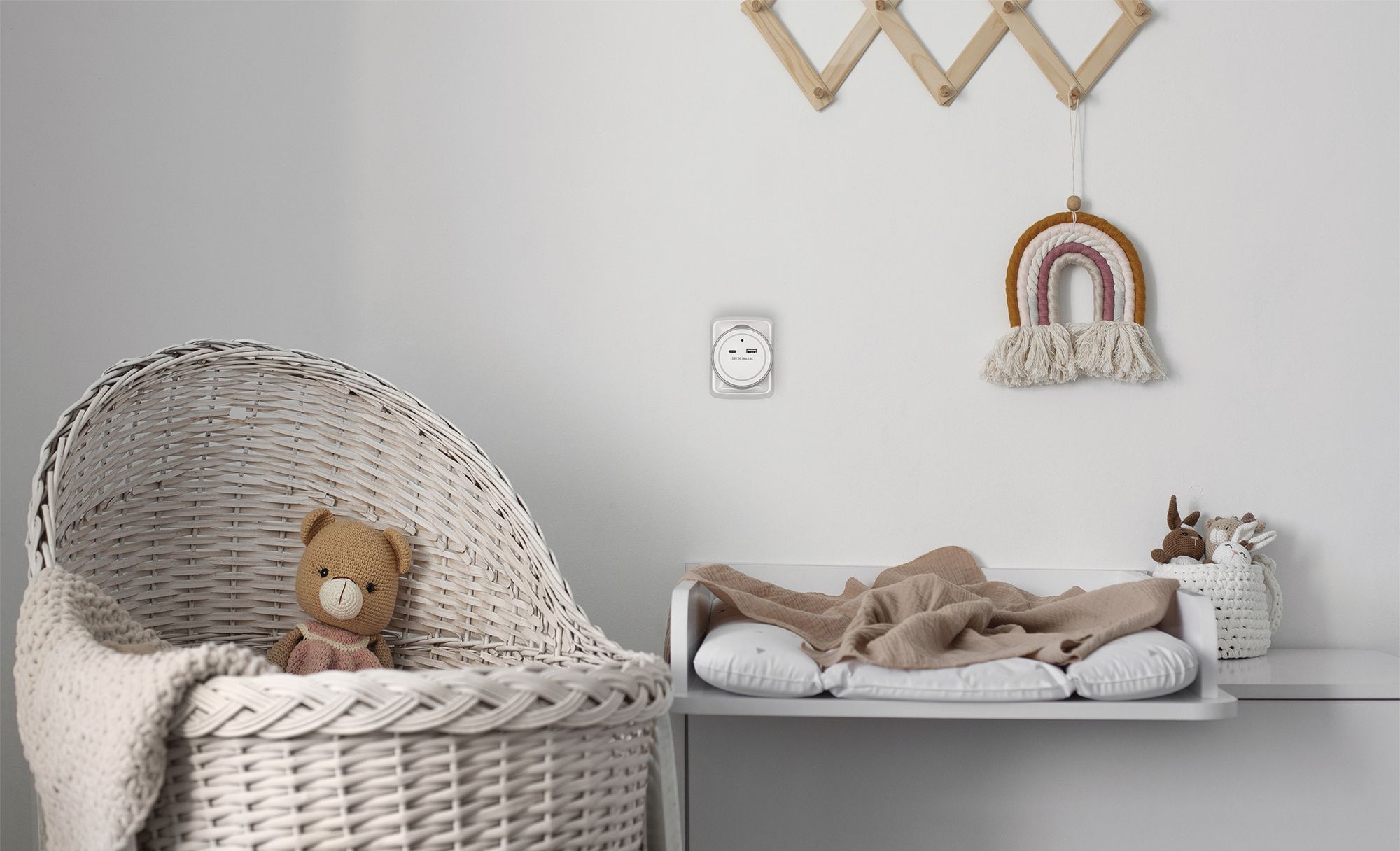 EMOS LED-Nachtlicht für Steckdose mit USB-C und USB-A Output, 5,0 V/3,4 A - Schalter und Dämmerungssensor - Warmweißes Licht, P3323