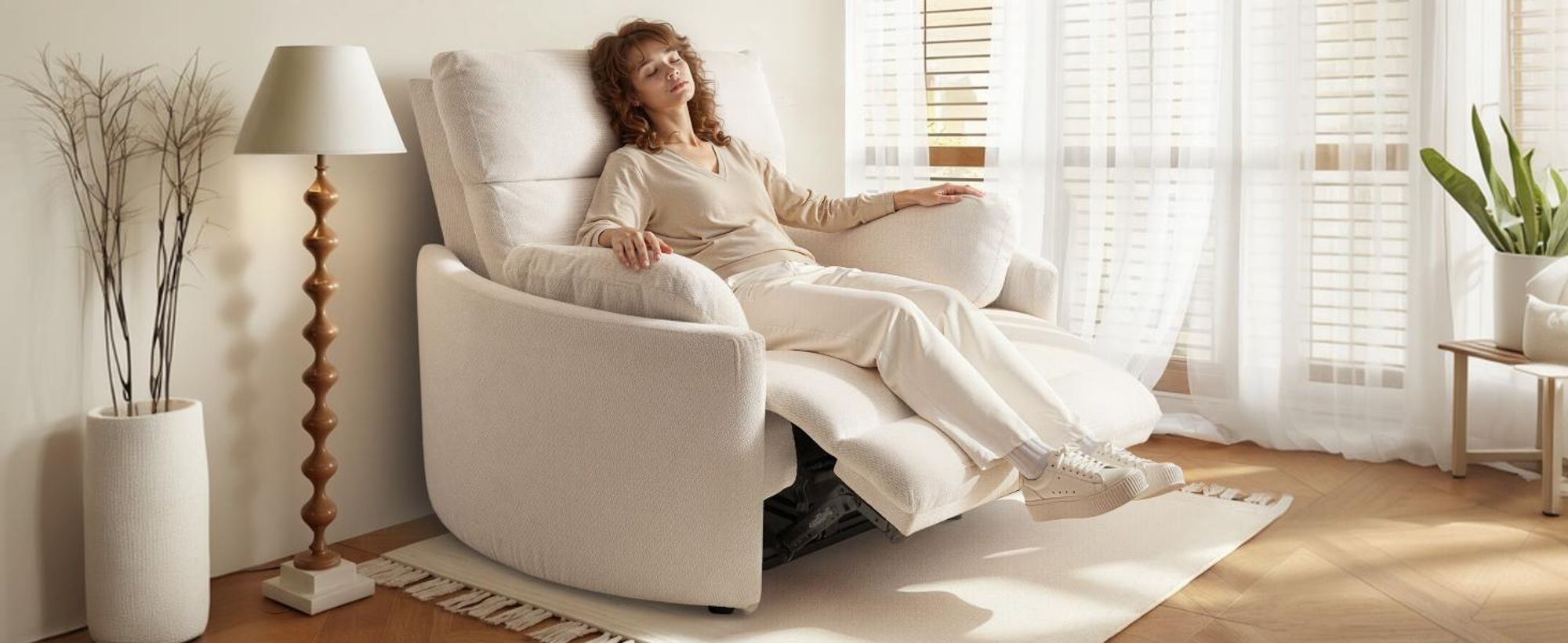 FLEXISPOT Mochi Pro Zero-Wall XXL Elektrischer Relaxsessel, 1,5-Sitzer mit 138 cm Sitzbreite, Fernsehsessel für Große&Schwere, Klemmschutz&USB-C,Beige