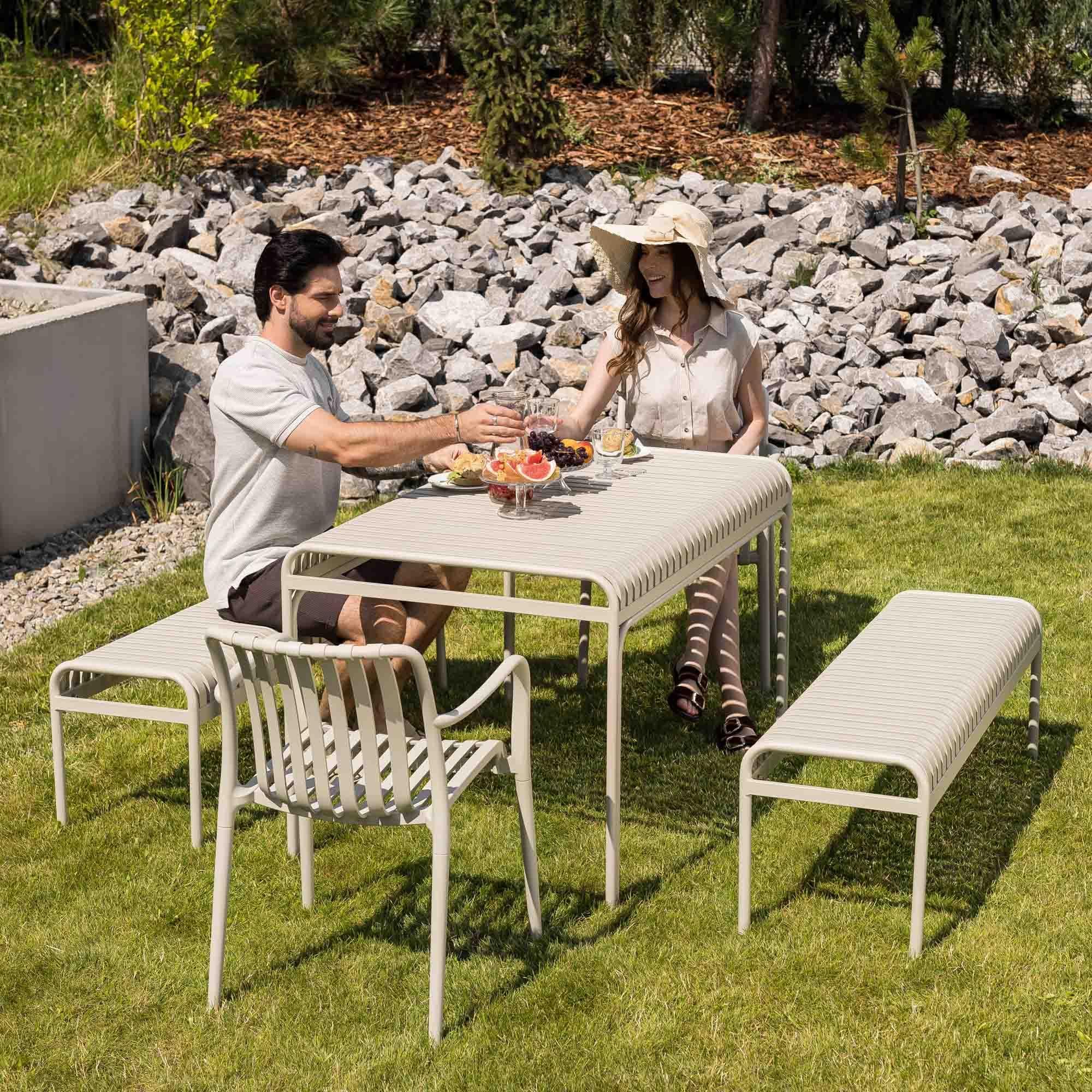 di volio Gartentisch MALIO - 130x80 cm, wetterfester Outdoor-Tisch aus Metall, matt beige