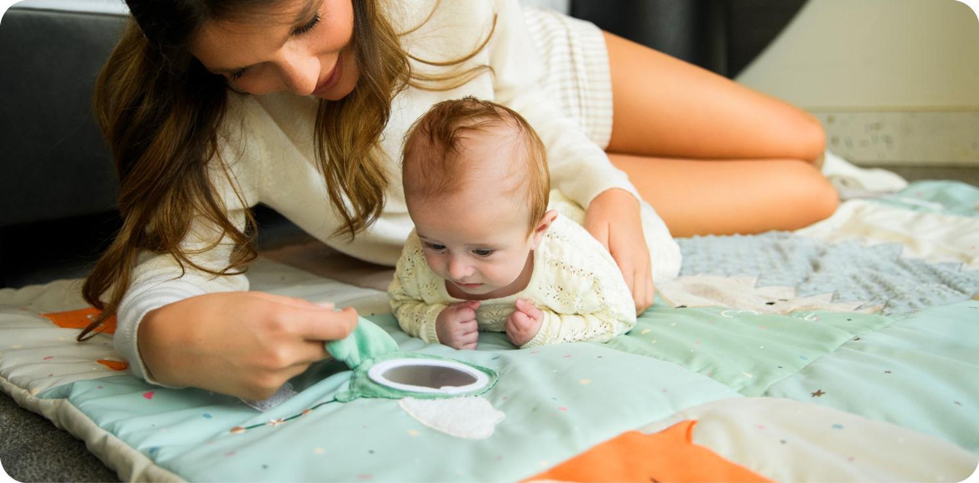 MoMi VOLPI – Baby Activity Spielmatte mit Sensorik-Spielzeug (Spiegel, Rassel, Bänder), faltbar mit Griffen, 120×160 cm – Pastellfarben