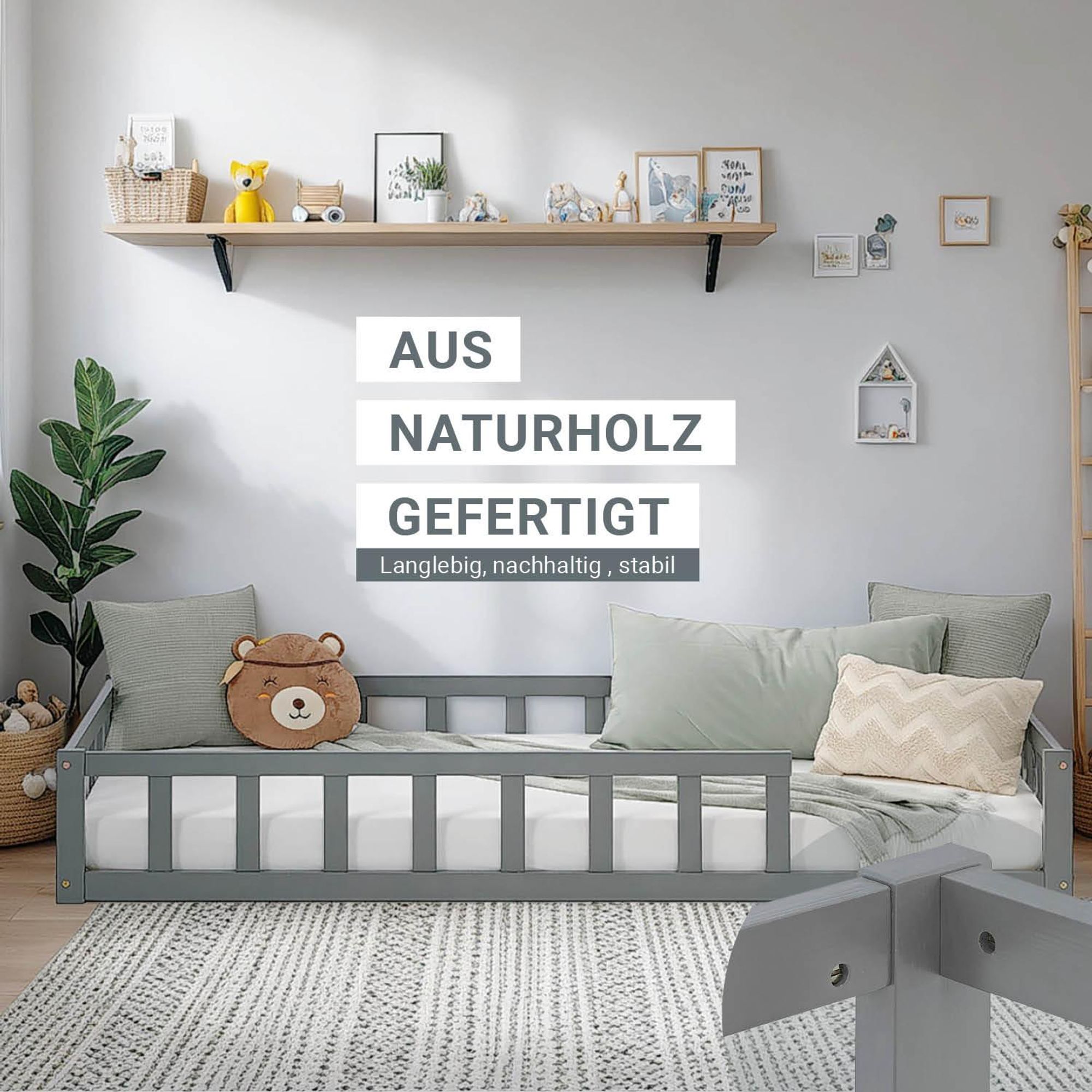 Das Kinderbett mit Lattenrost und Matratze steht im Kinderzimmer und wurde aus Naturholz gefertigt.
