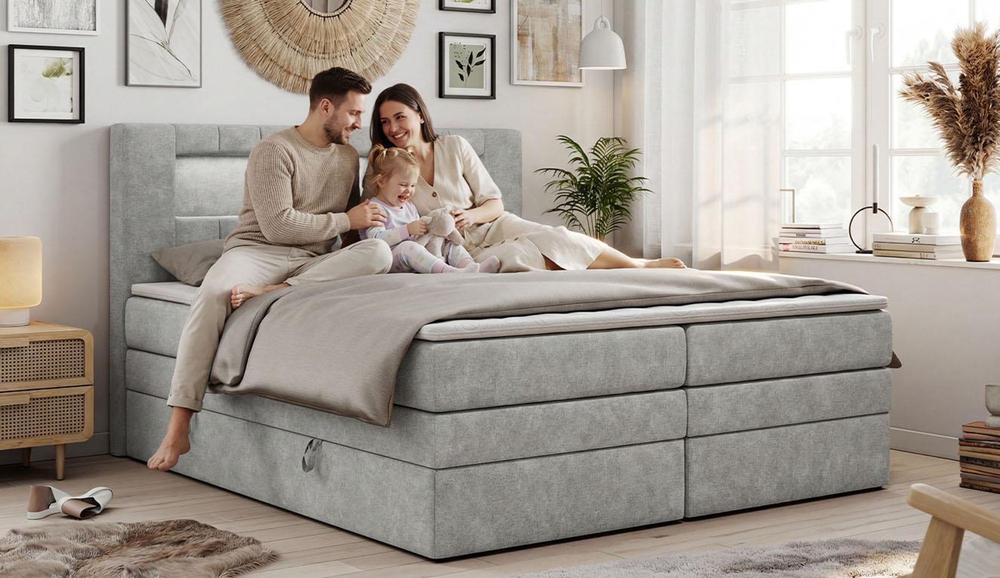 Familie auf einem grauen Bett