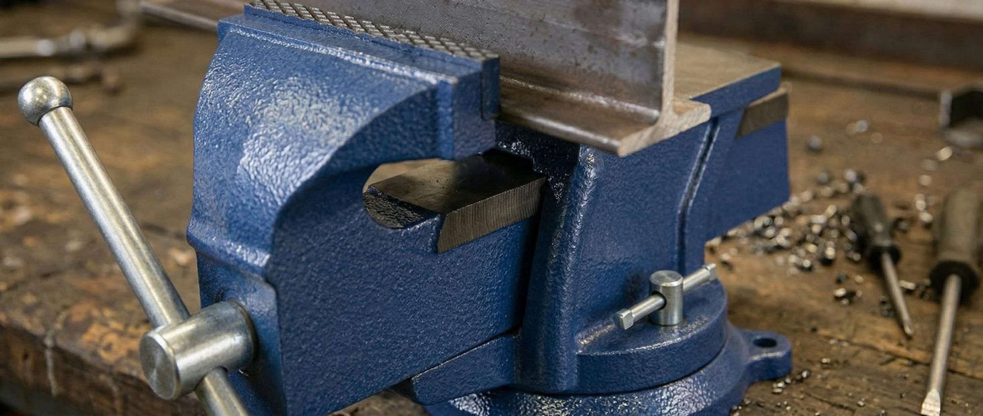 tectake® Schraubstock aus Gusseisen 3 Anschraublöcher
