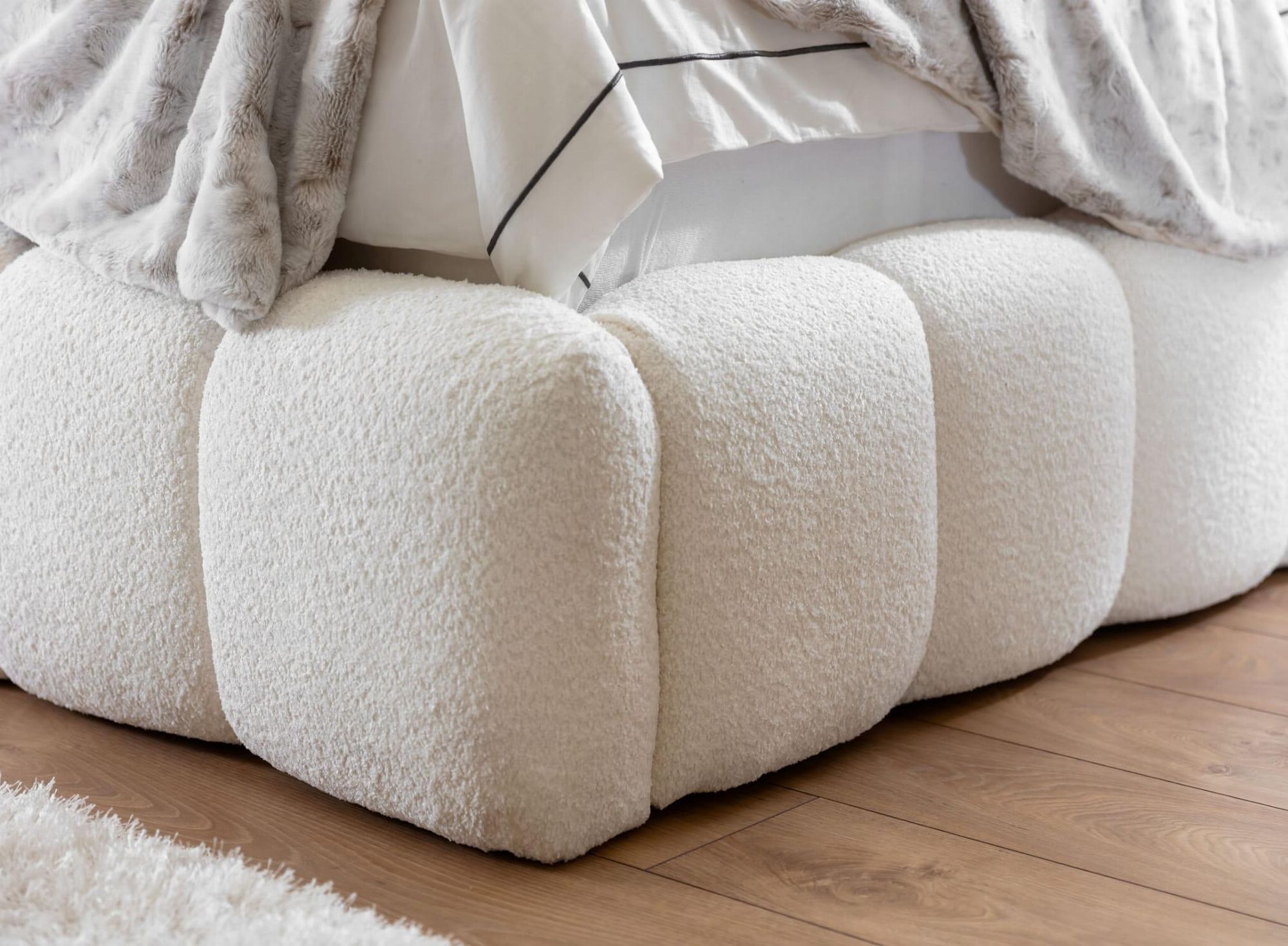 FURNISTAR Polsterbett CHLOE mit Bettkasten 120x200, Doppelbett mit Stauraum, Lattenrost, Boxspring-Optik, ohne Matratze, Hellcreme