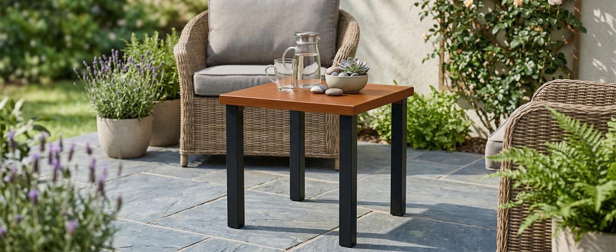 Tribesigns Beistelltisch Outdoor, wetterfester Balkontisch Gartentisch mit Tischplatte in Holzoptik und stabilen schwarzen Metallbeinen für Terrasse