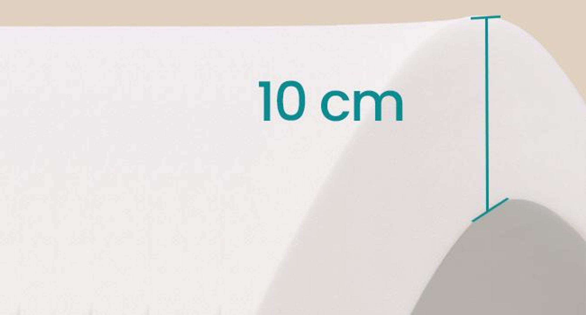 43 cm breiter Sitz, weicher Samt, 10 cm Polster – bequem sitzen, Füße hochlegen und entspannen.