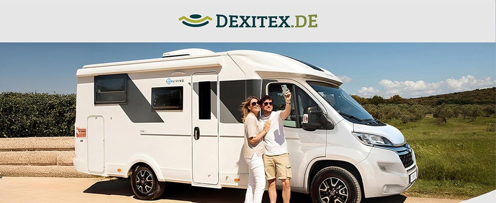 Wohnmobil in der Natur mit Spannbettlaken.