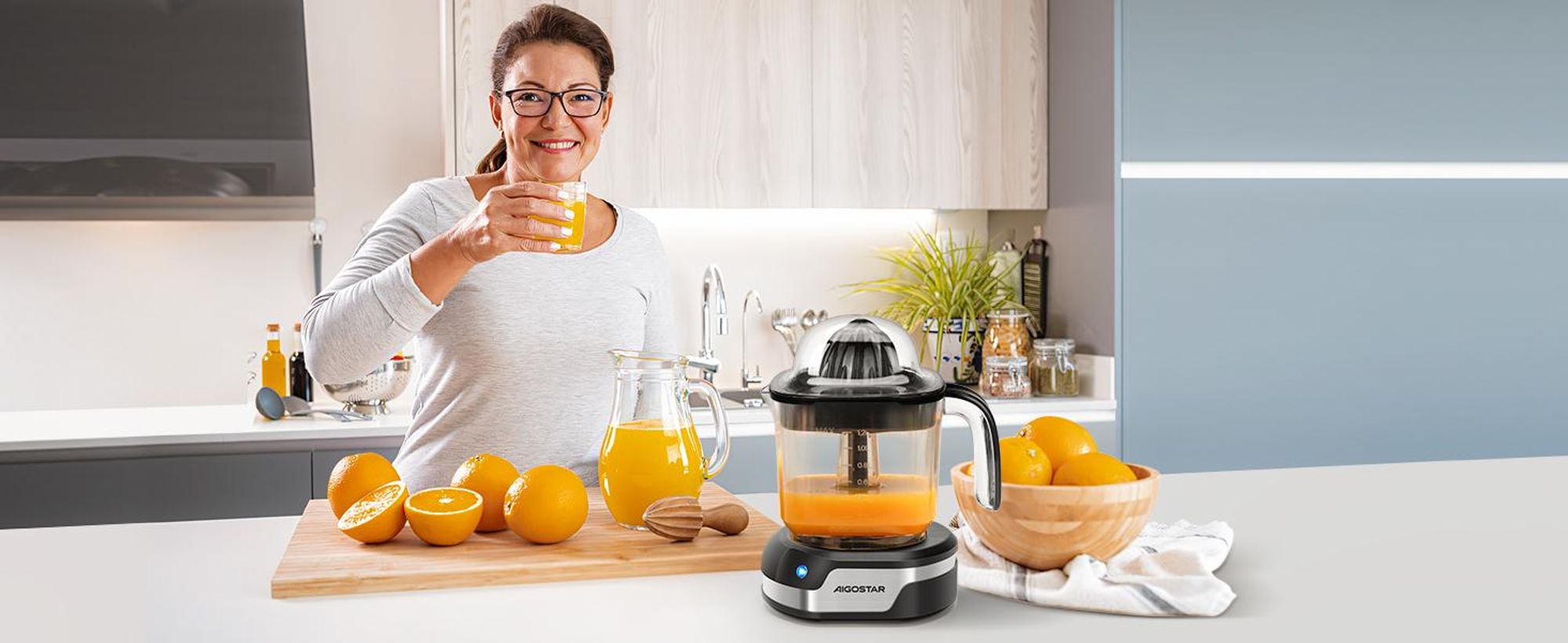 Aigostar - 1,2L Elektrische Zitruspresse mit LED-Arbeitslampe und 2 abnehmbaren Kegeln, Großes Volumen, 40 W, Saftpresse