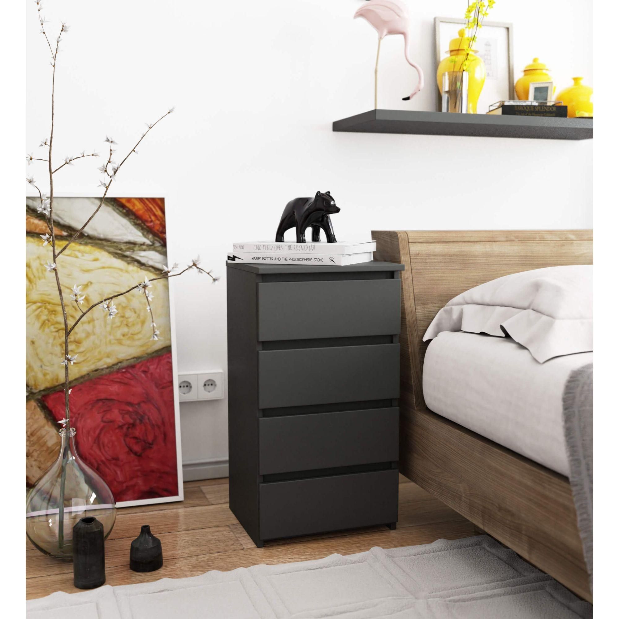 Die Abbildung zeigt eine Kommode im Schlafzimmer.