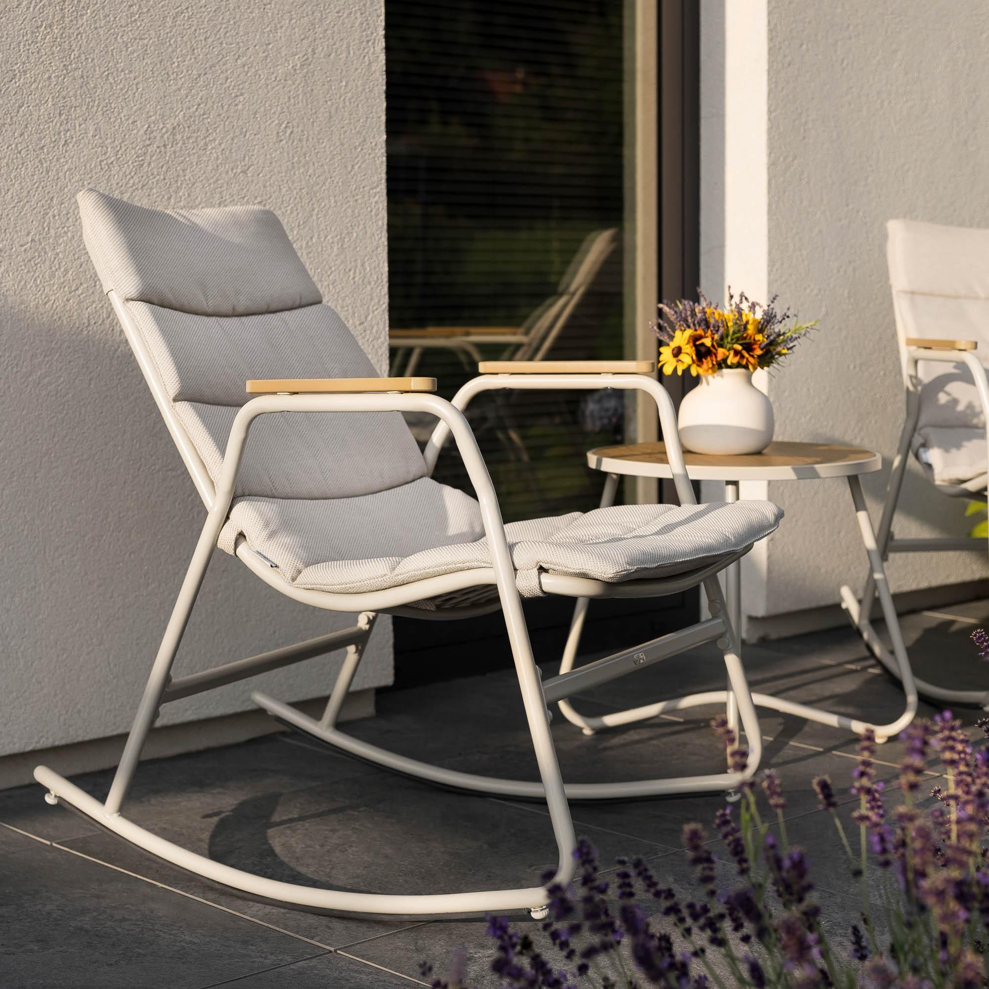 di volio Gartenmöbel Set RICIONE - Creme, modernes Balkonmöbel Set mit 2 Schaukelstühlen i Beistelltisch, wetterfeste Sitzgruppe Outdoor für Terrasse