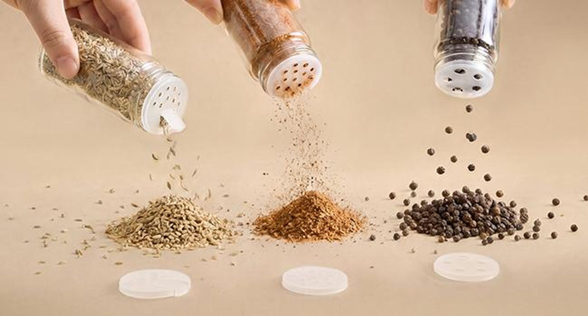 SONGMICS Gewürzregal drehbar, mit 20 Gewürzgläsern, Gewürz-Organizer, Küchenregal, mit Etiketten und Zubehör, weiß-naturfarben
