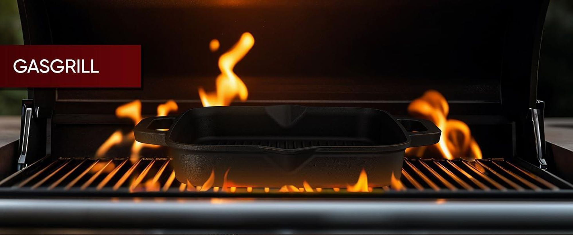 Gusseisenpfanne  auf Gasgrill mit Flammen – ideal zum Braten & Schmoren im Freien.