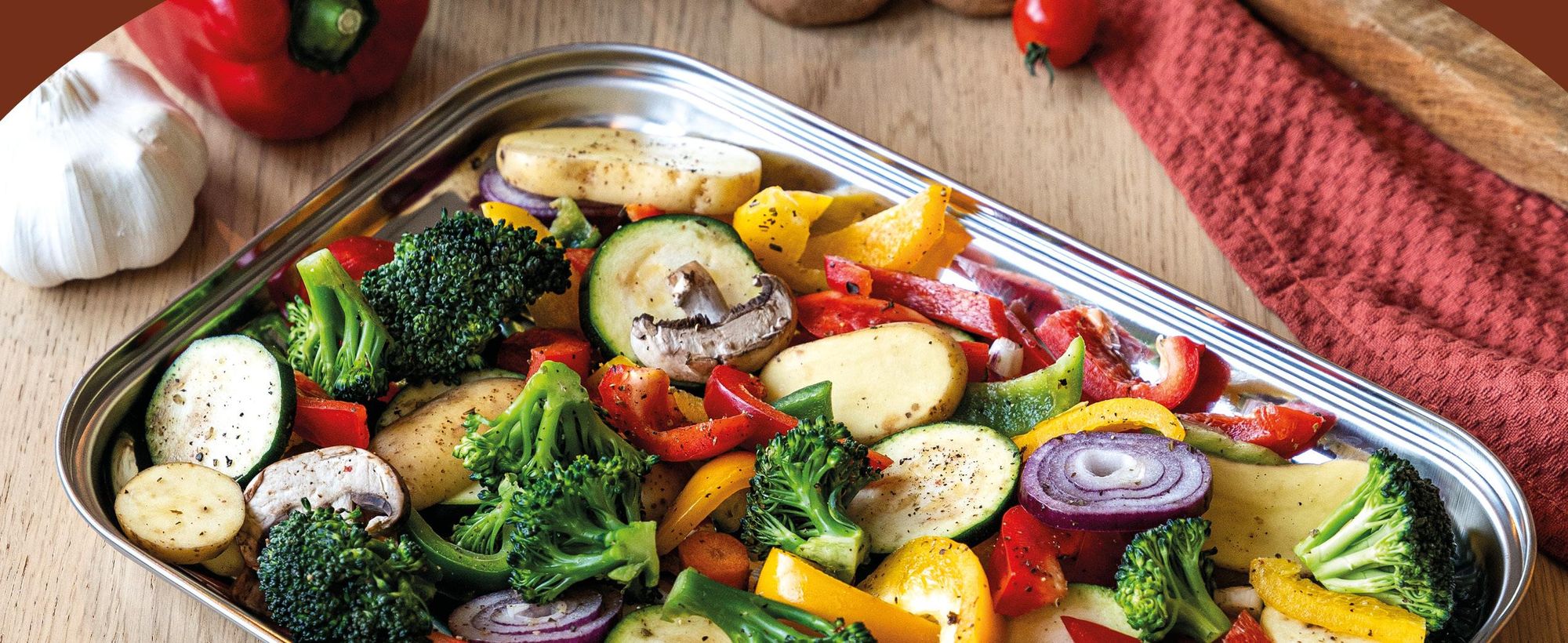 Plaques de cuisson dans la cuisine avec des légumes