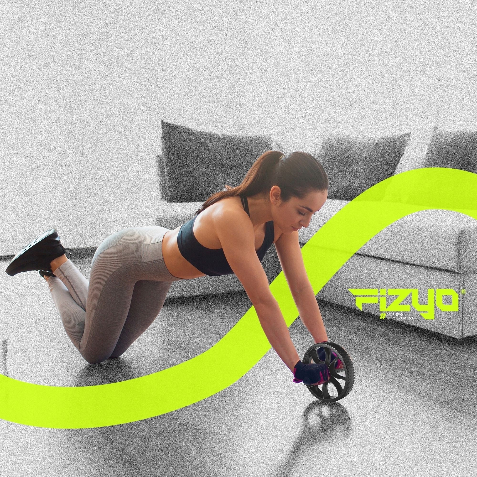 Eine Person trainiert mit dem FIZYO AB Wheel Roller