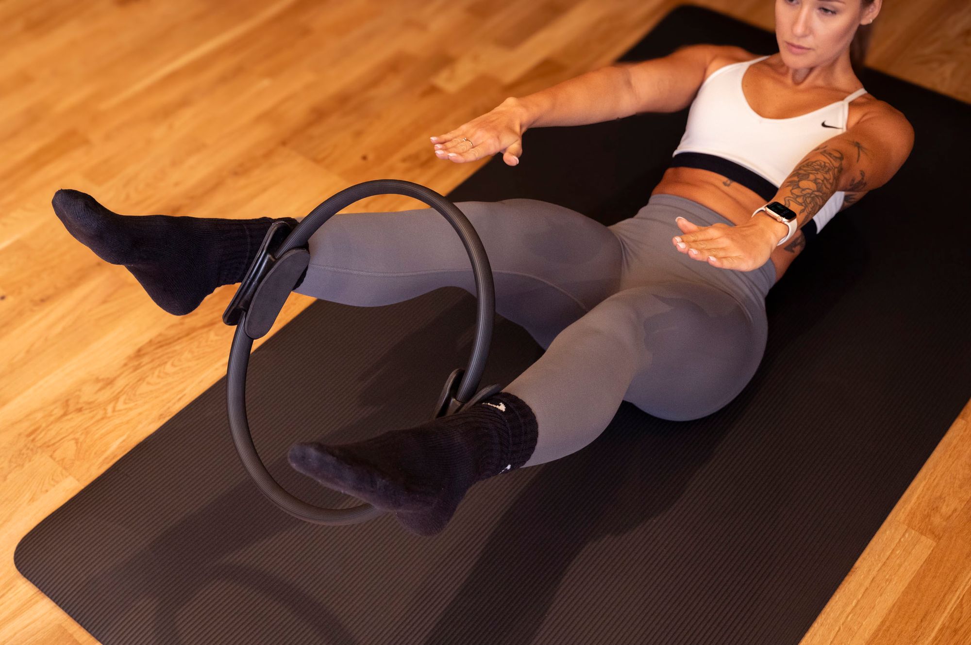 Person trainiert mit dem Yoga-Ringreifen FIZYO