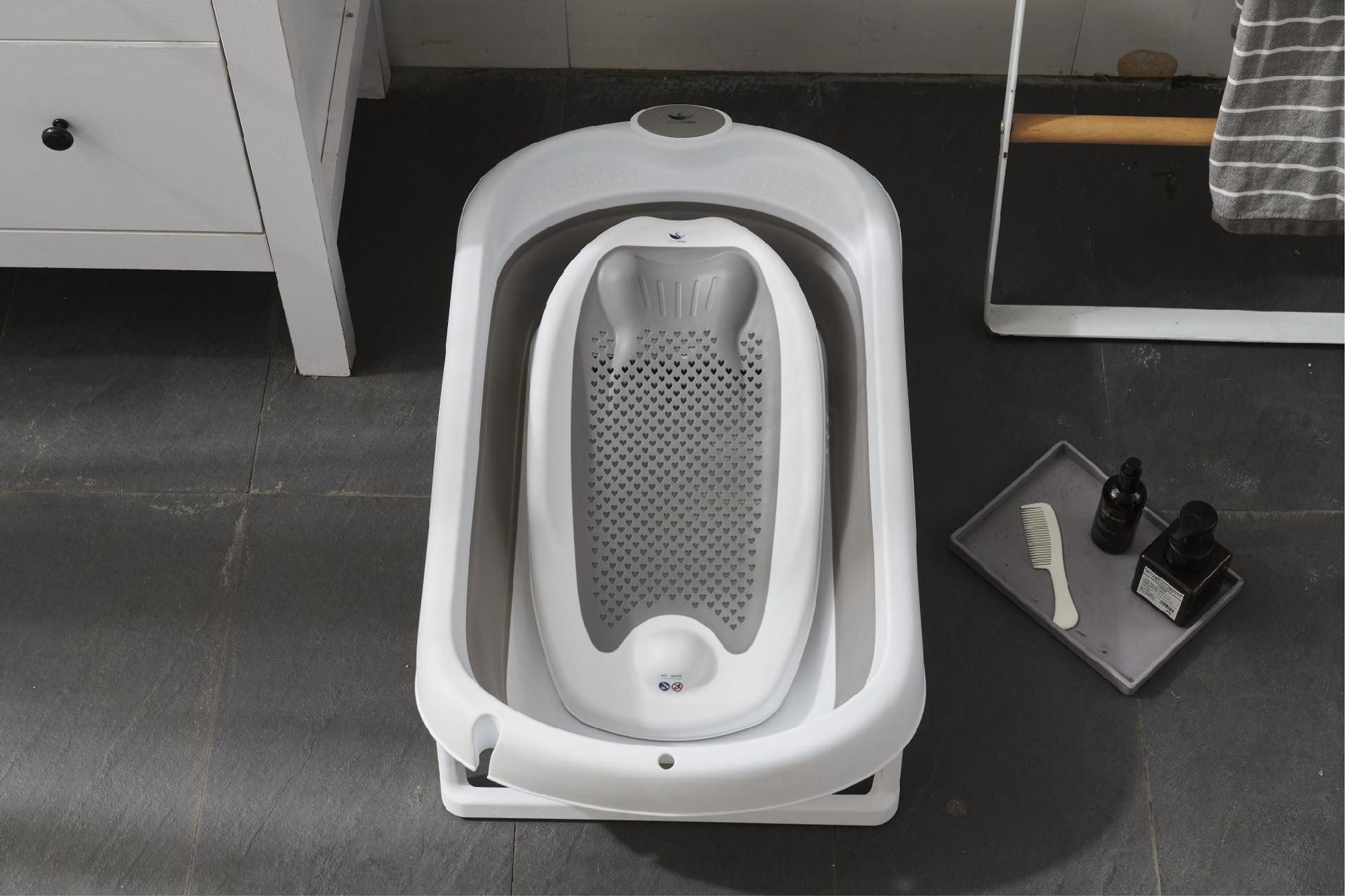 Faltbare Babybadewanne 82 cm XL mit Badegestell, Extra lange Babywanne für mehr Platz und Bewegungsfreiheit, platzsparend zusammenklappbar