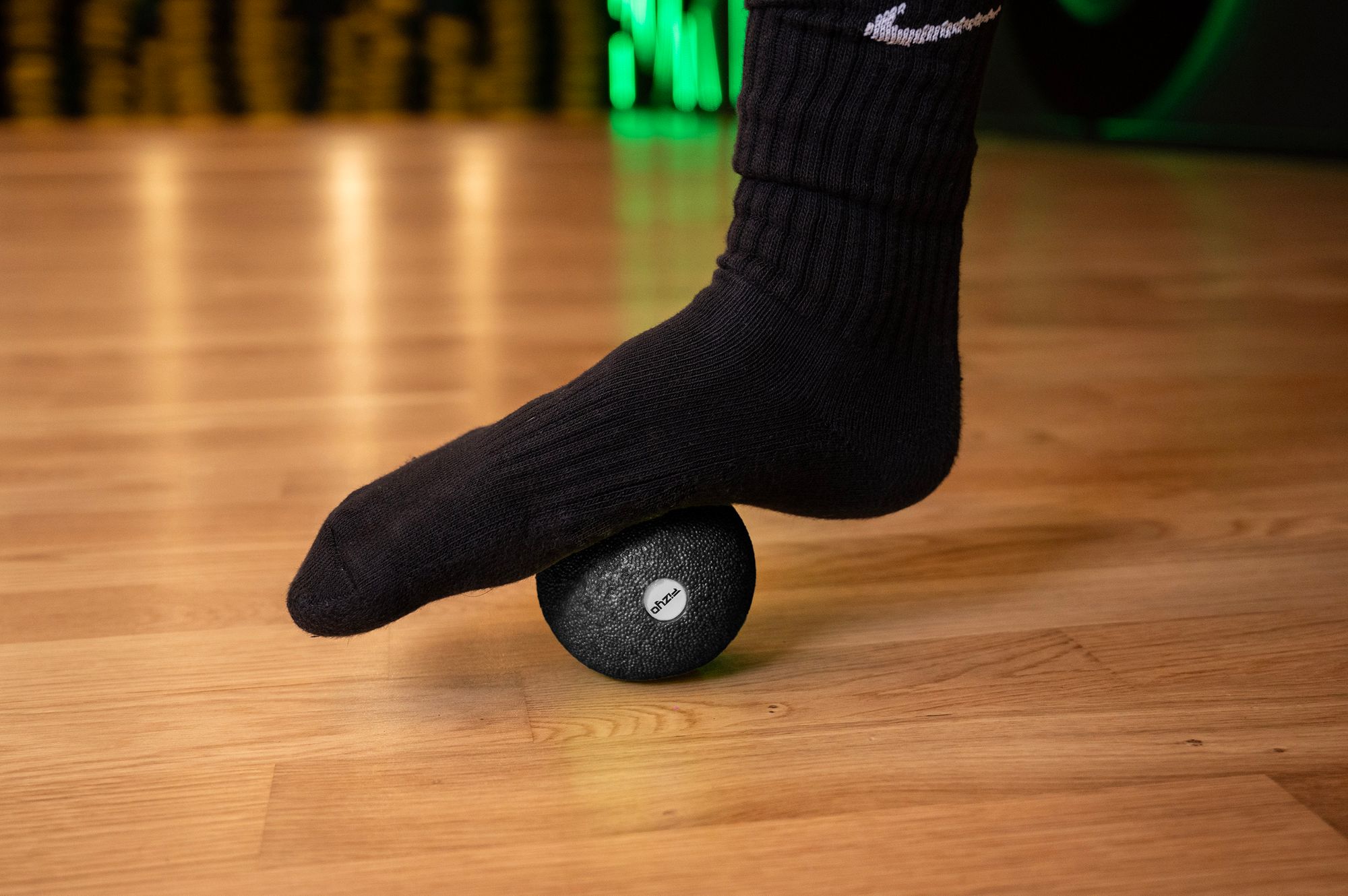 Person beim Training mit dem FIZYO 8 cm Massageball
