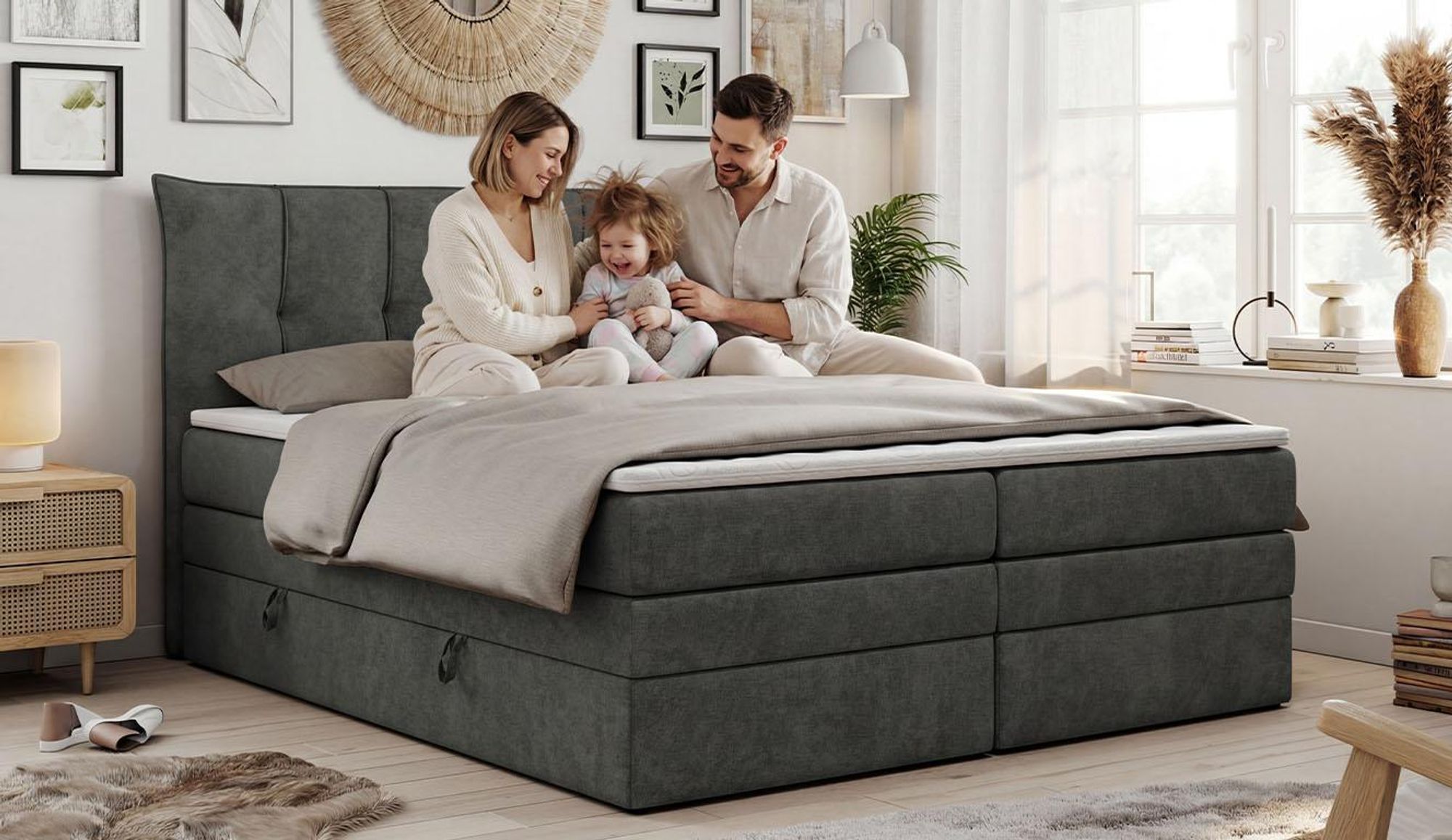 Familie auf einem grauen Bett