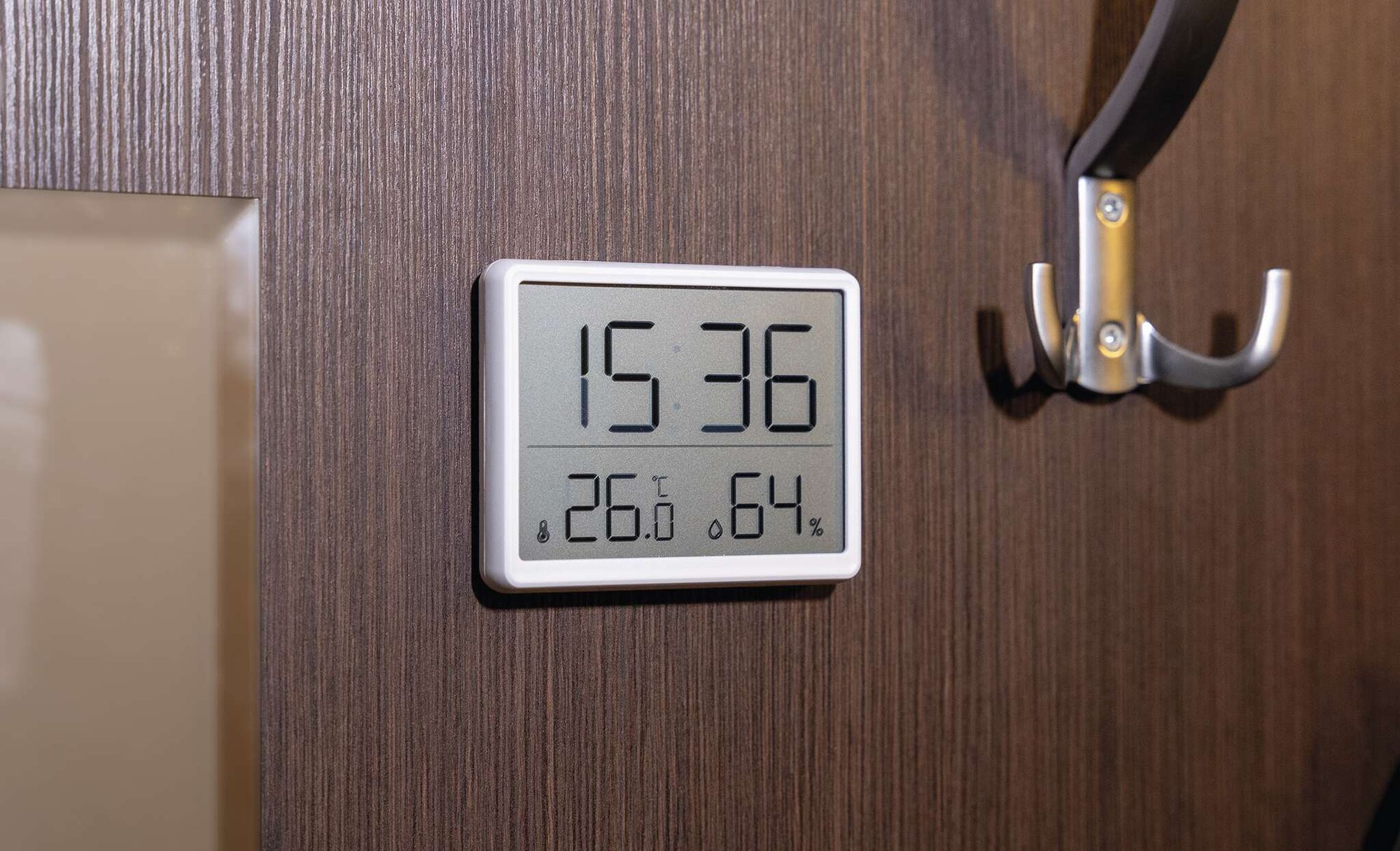 EMOS digitales Raumthermometer und Hygrometer mit Uhr, LCD Display, Anzeige von Mindest- und Höchstwerten, Datum, Wecker, inkl. Batterie, weiß