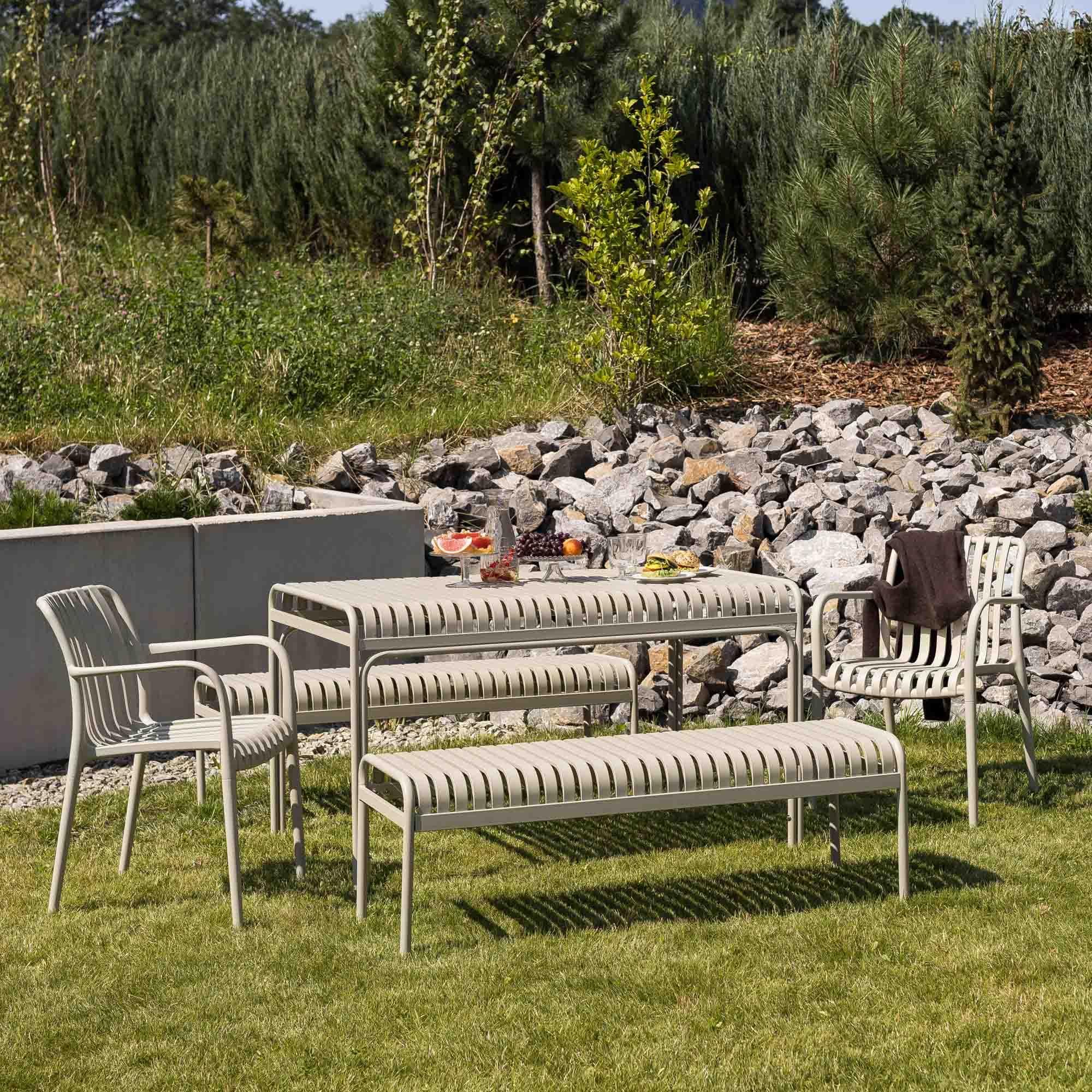 di volio Gartentisch MALIO - 130x80 cm, wetterfester Outdoor-Tisch aus Metall, matt beige