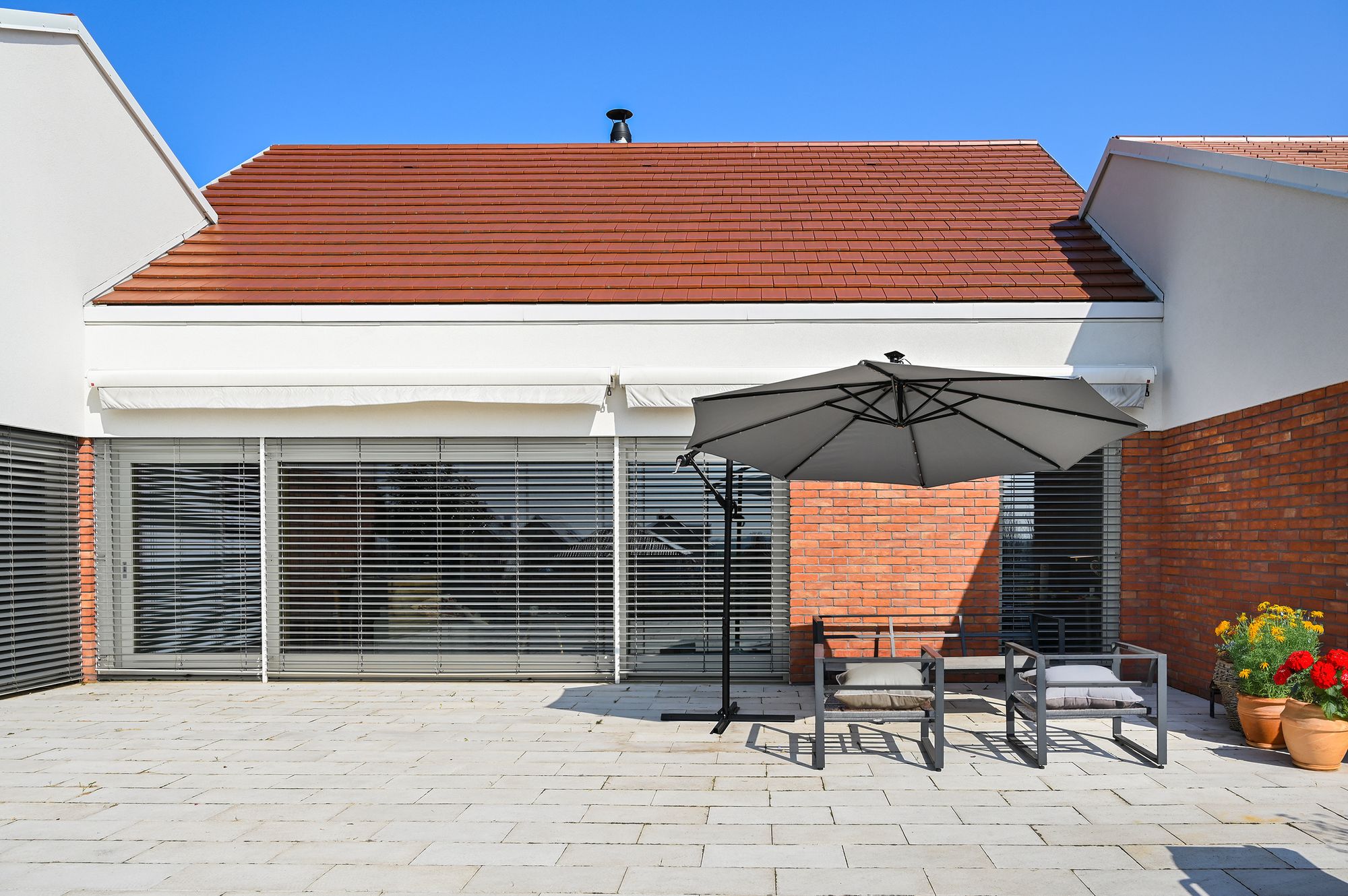Parasol ogrodowy LEHMANN FLASH z lampkami solarnymi, składany 350 cm średnicy, kolor szary, mozliwość regulacji konta nachylenia, z pokrowcem