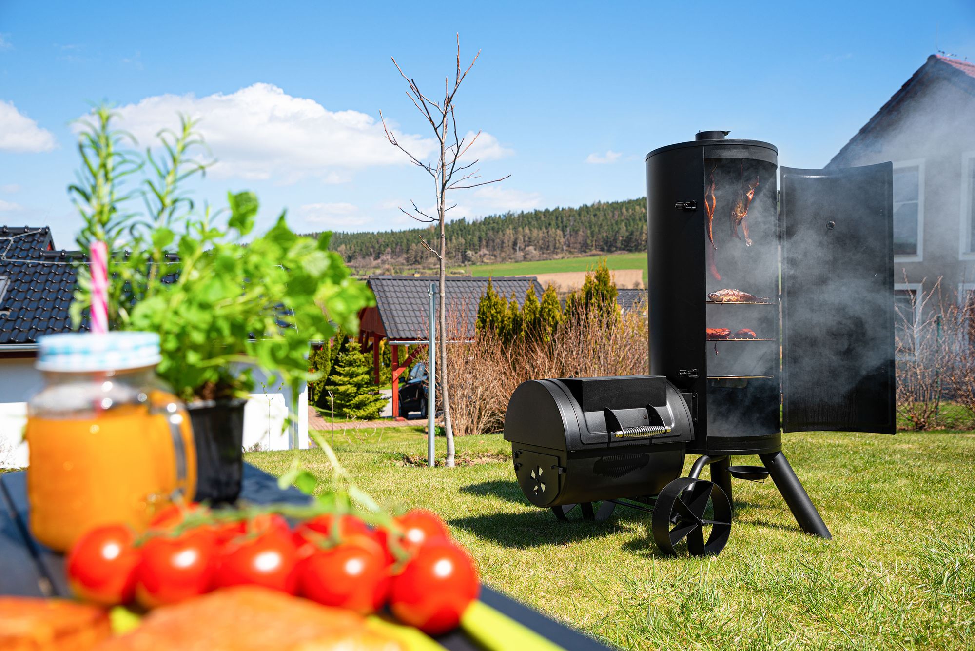Das Bild zeigt den Holzkohlegrill G21 Kansas in Aktion
